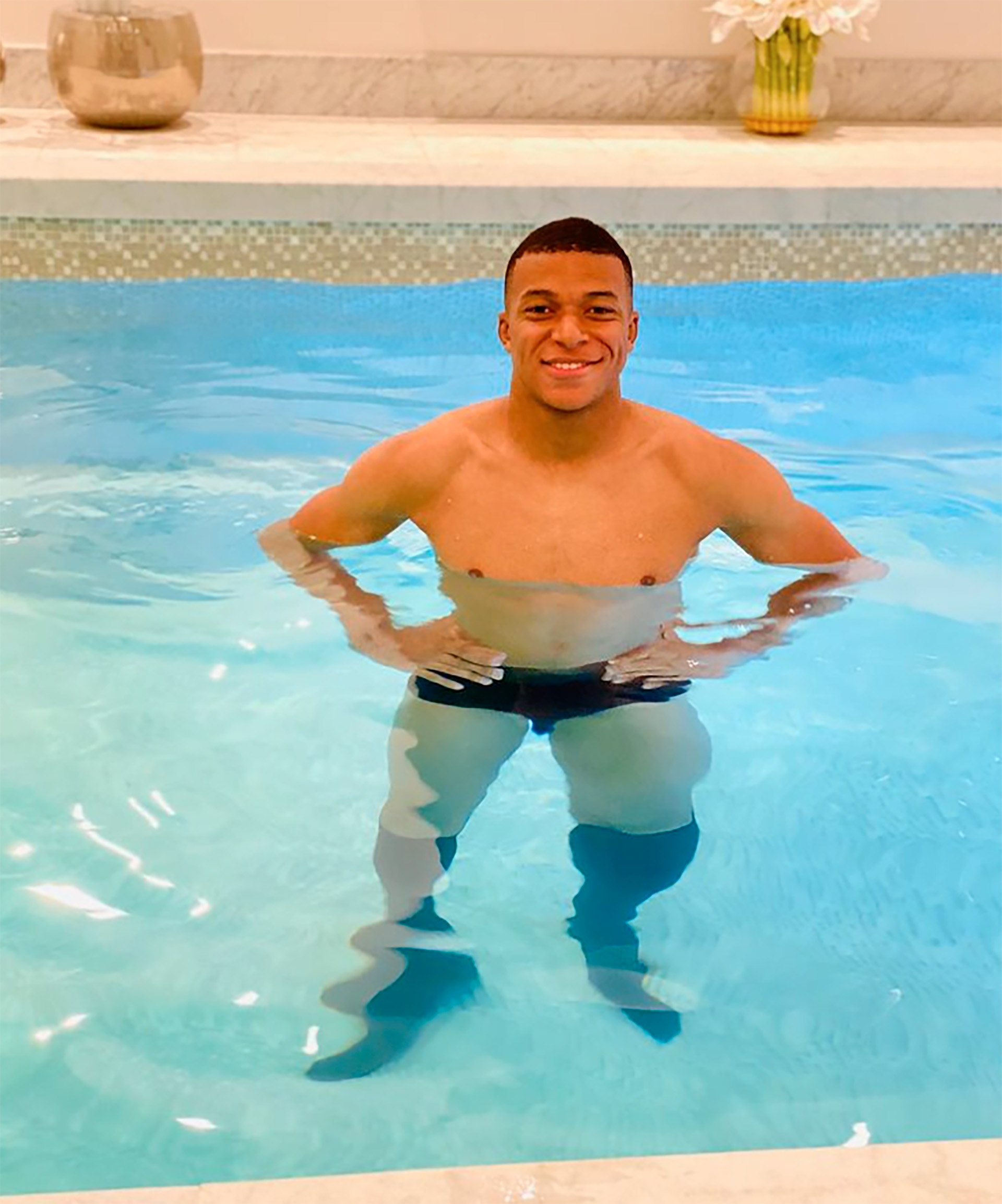 Kylian Mbappé en la pileta de su casa