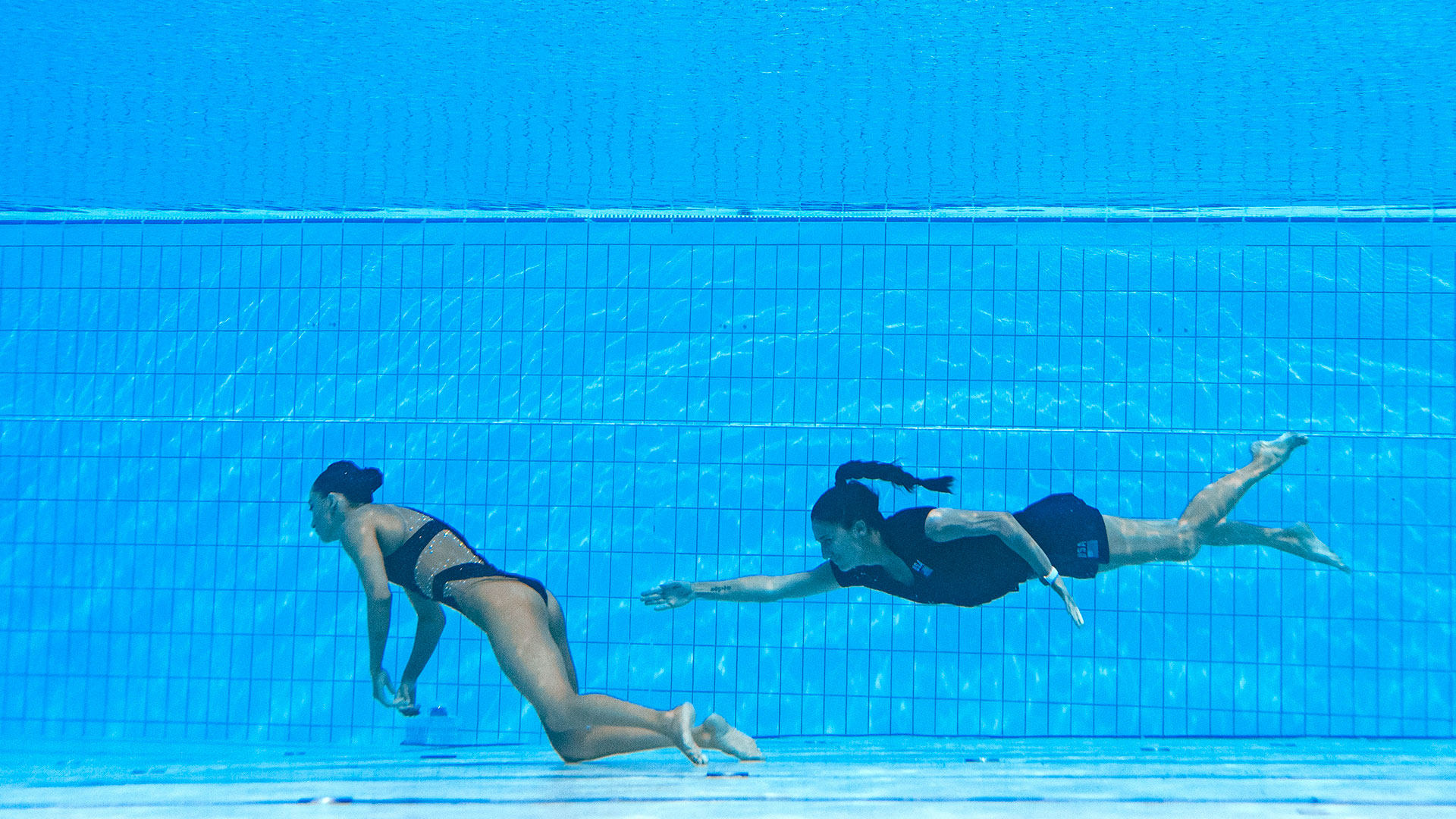 Anita Álvarez fue rescatada por su entrenadora Andrea Fuentes luego de sufrir un desmayo en la final de nado solo del Campeonato Mundial de Natación (Foto: AFP)
