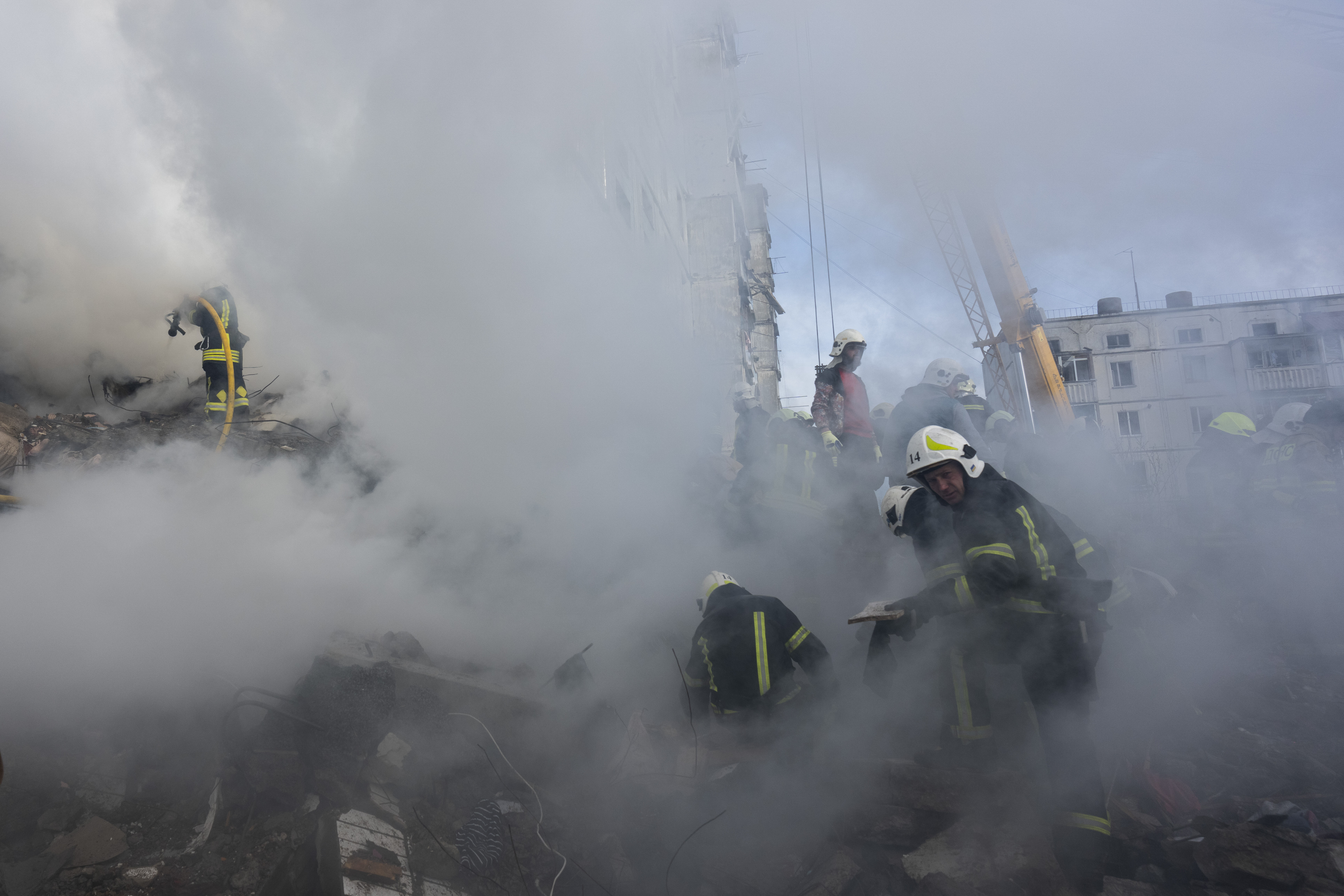 Los bomberos trabajan para extinguir un incendio tras un ataque ruso a un edificio residencial en Uman, en el centro de Ucrania, el viernes 28 de abril de 2023. (AP/Bernat Armangue)