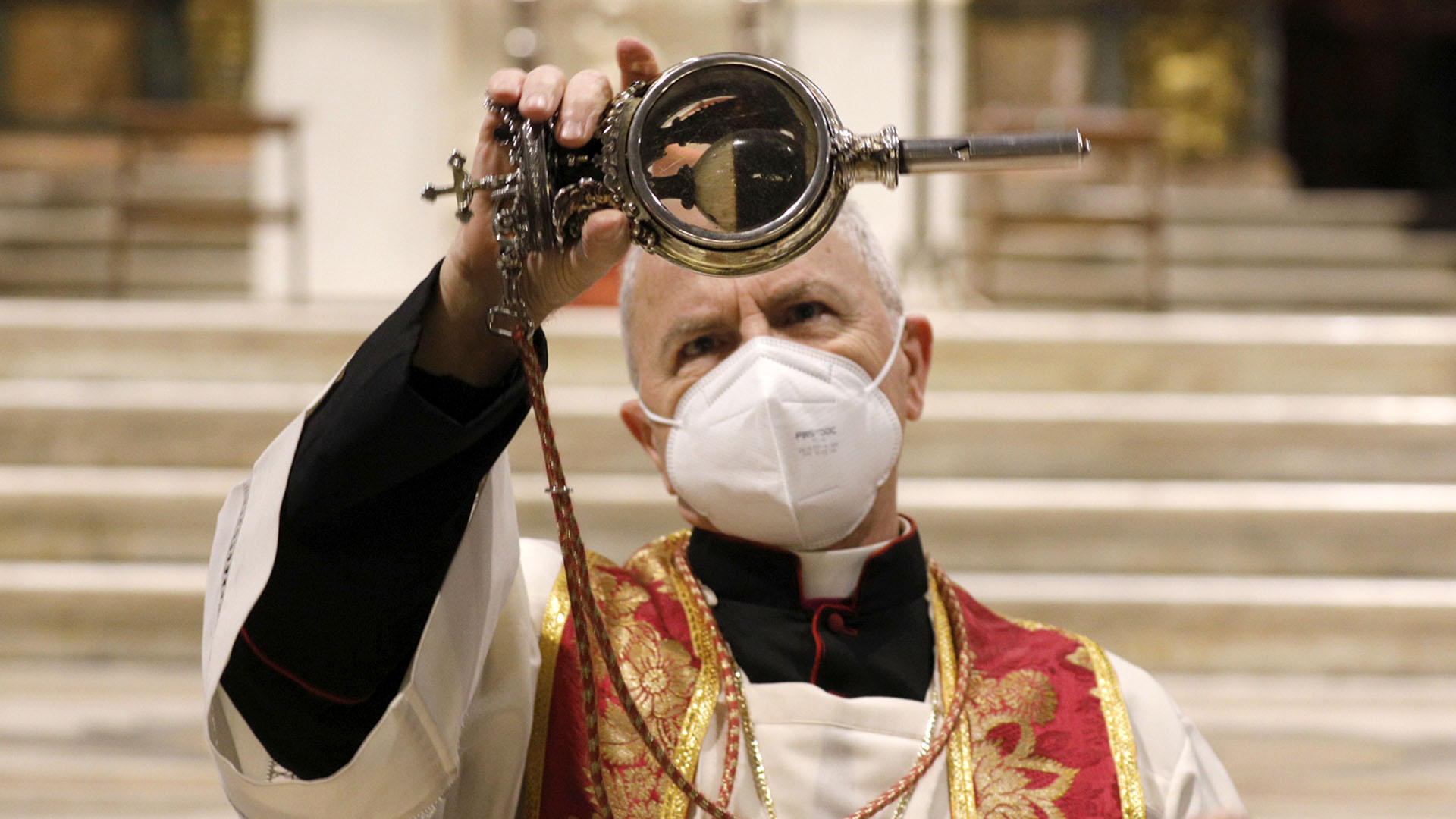 Mons. Vincenzo De Gregorio sostiene la reliquia con la sangre de San Genaro en la Catedral de Nápoles. La sangre, esta vez, no se licuó y llenó a los napolitanos de temores (AP)
