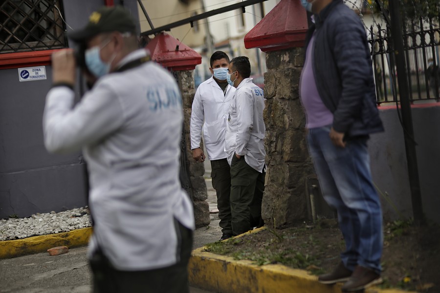 Miembros de la Sijín de la Policía Nacional ingresan a la 'Cas Alternativa' durante el operativo de inspección y verificación de artefactos explosivos. Foto: Colprensa-Sergio Acero