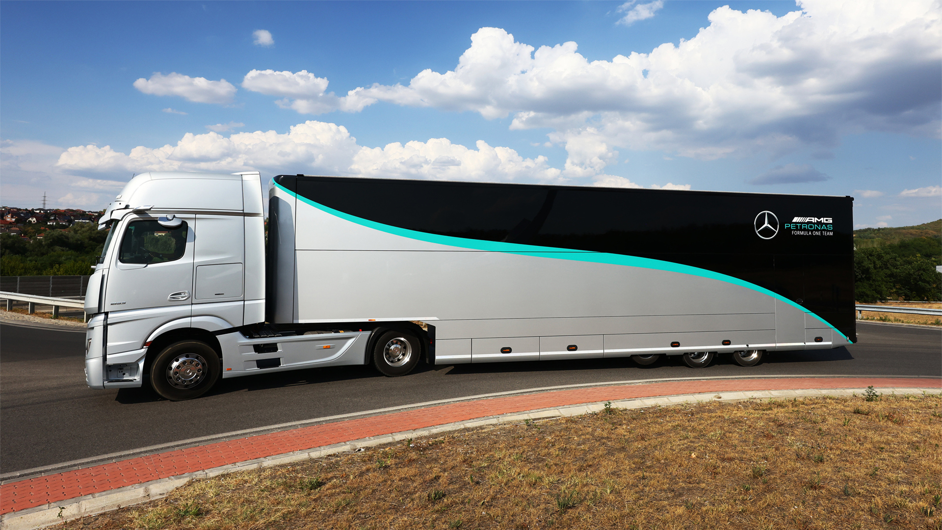 16 truk tim AMG Mercedes Formula 1 berangkat dari Belgia ke Belanda dan dari sana ke Italia, menempuh jarak 1.380 km dengan HVO 100 dan hanya 20 dengan diesel fosil