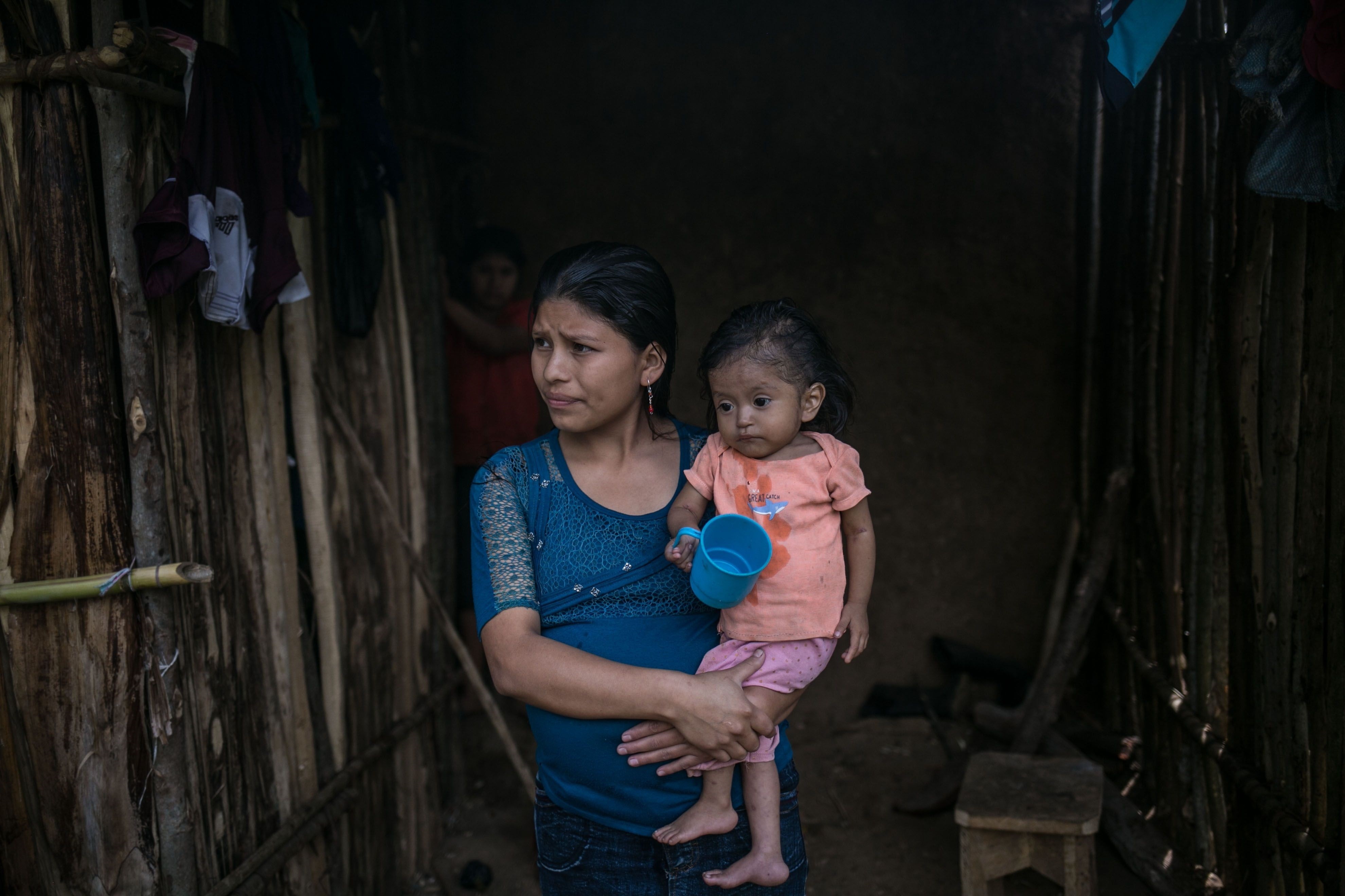 Fotografía del 24 de octubre de 2020 que muestra a la pequeña niña Yesmin mientras es cargada por su madre en su vivienda en La Palmilla, Chiquimula (Guatemala). EFE/ Esteban Biba/Archivo