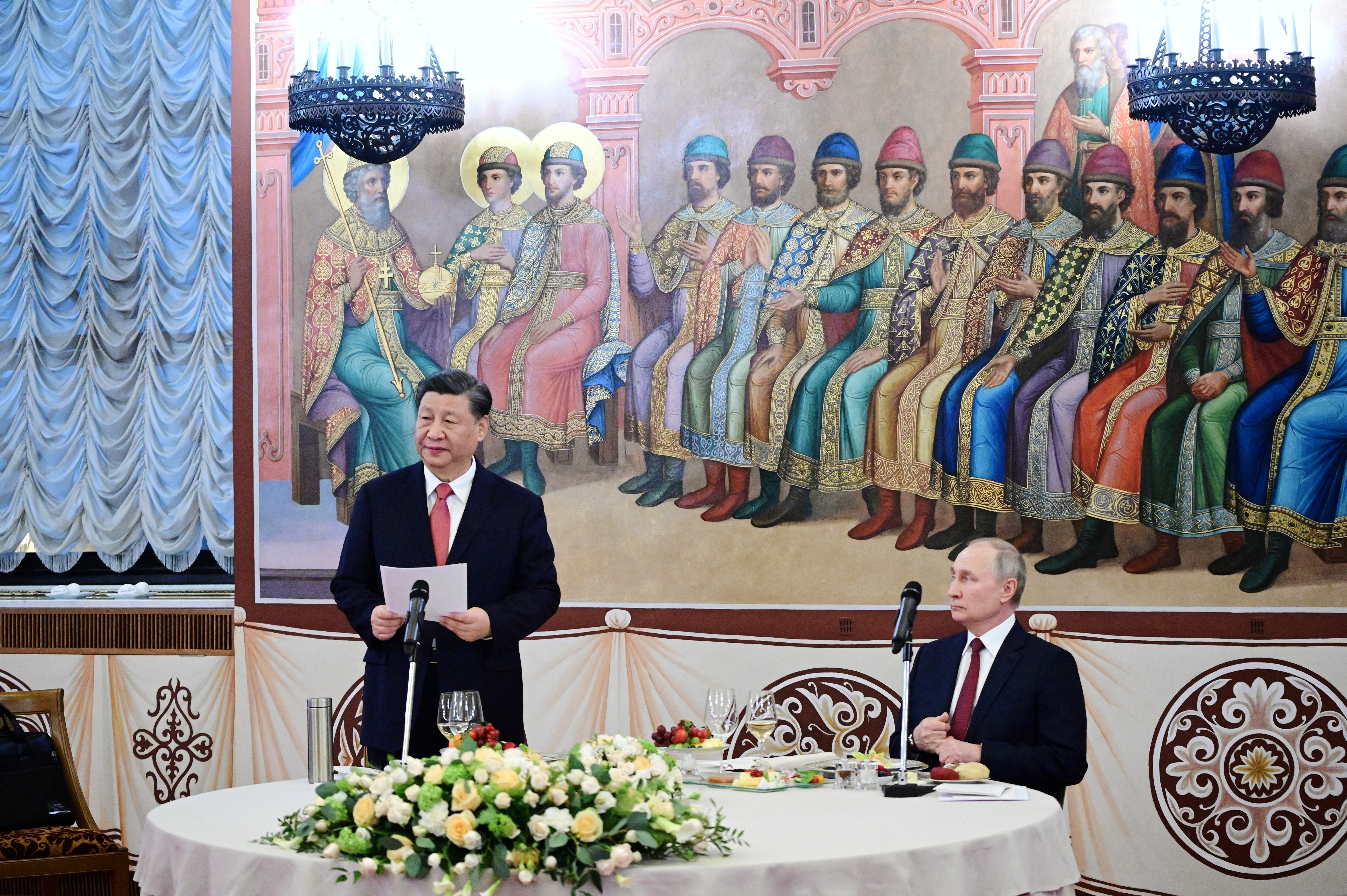 El presidente ruso, Vladímir Putin, y el presidente chino, Xi Jinping, asisten a una recepción en el Kremlin en Moscú (Sputnik/Pavel Byrkin/Kremlin via REUTERS)