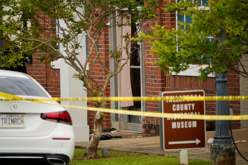 La puerta de Mahogany Masterpiece Dance Studio, un día después de un tiroteo en la fiesta de cumpleaños de un adolescente en el estudio de baile en Dadeville, Alabama, EE.UU., 16 de abril de 2023.  REUTERS/Cheney Orr