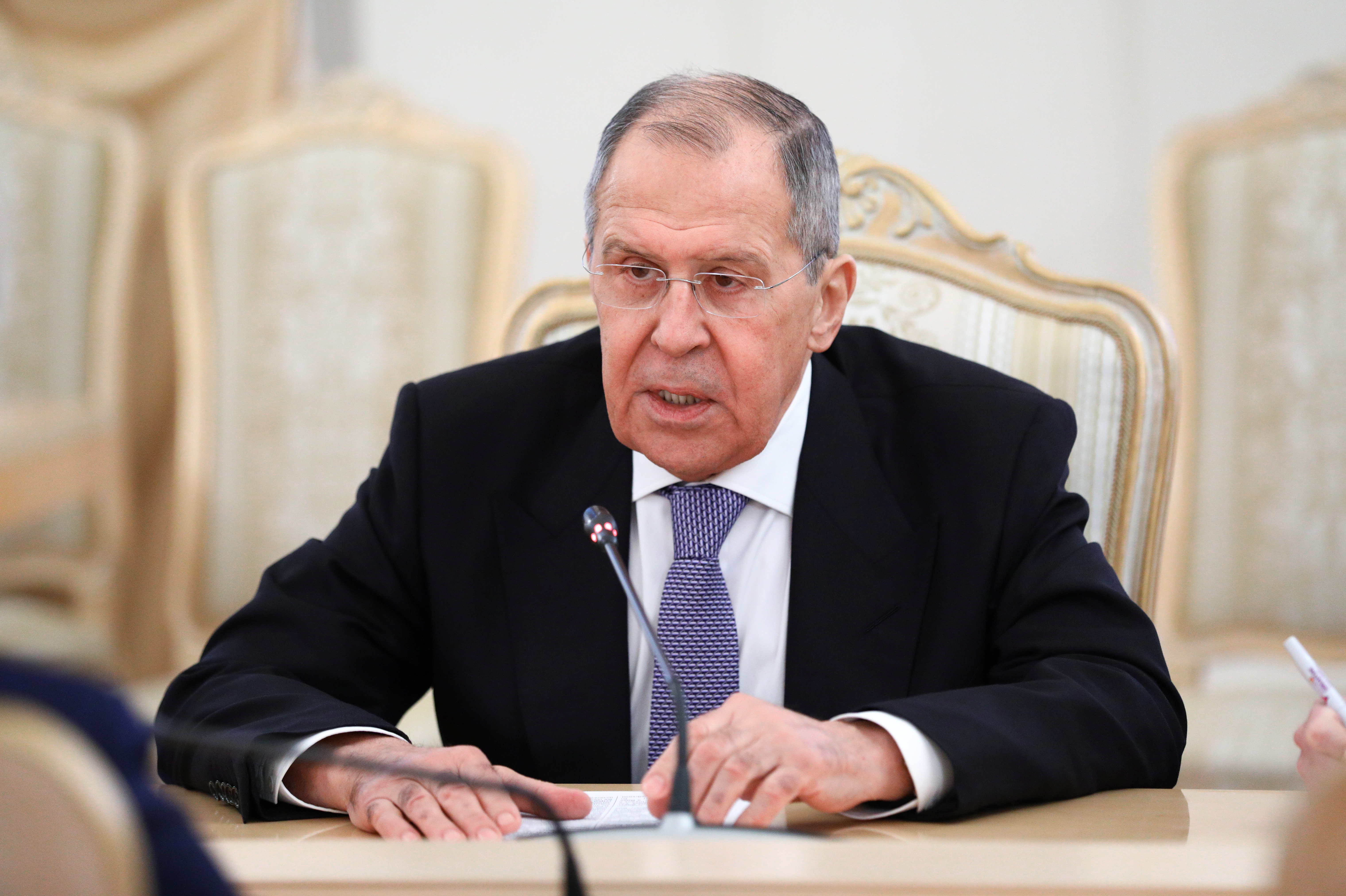 El ministro de Relaciones Exteriores de Rusia, Serguéi Lavrov durante una reunión en Moscú el 18 de febrero pasado. Él es quien comanda todas las embajadas rusas alrededor del mundo (Reuters)