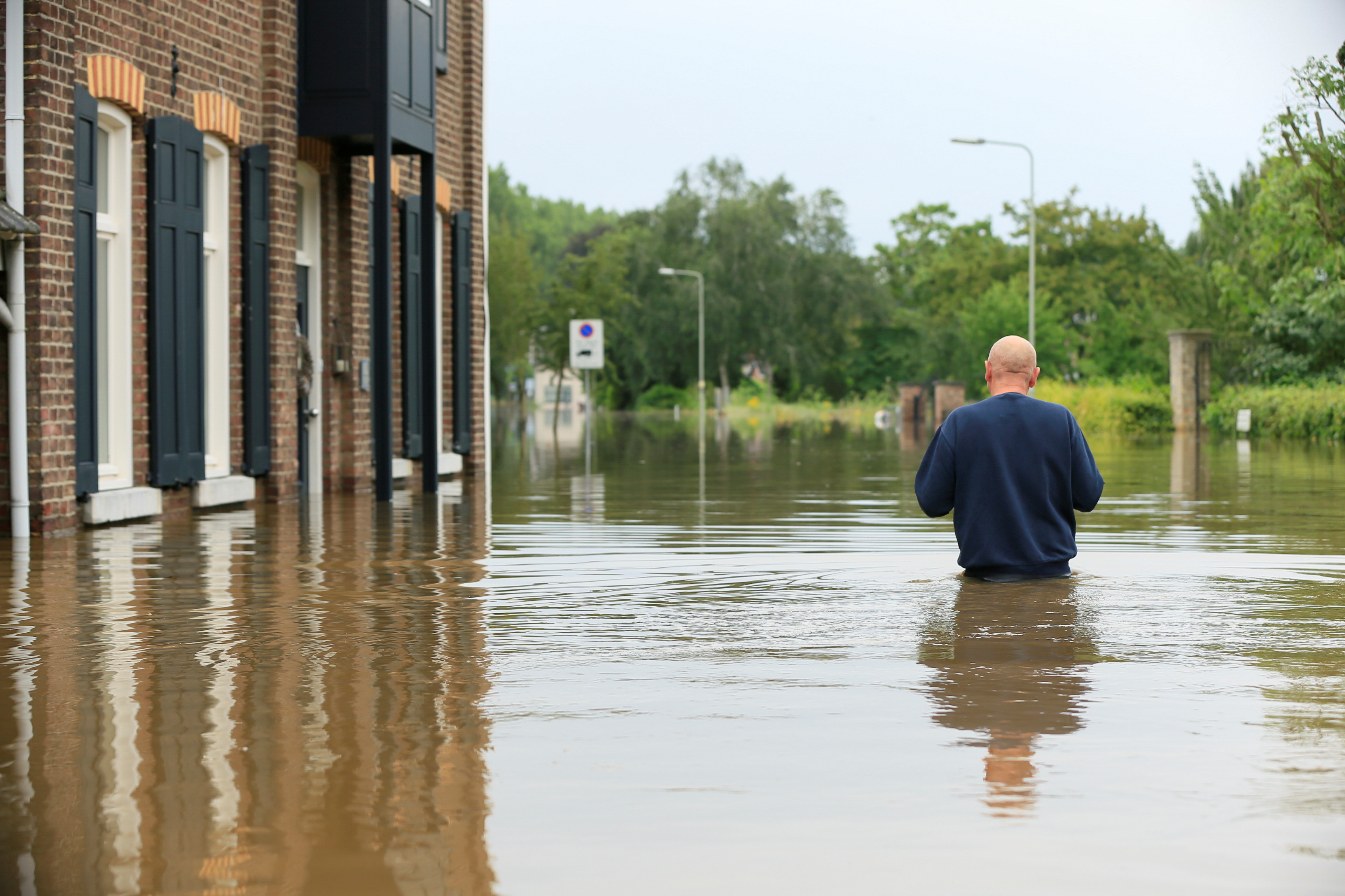 Una persona camina en plena inundación en Guelle, Países Bajos