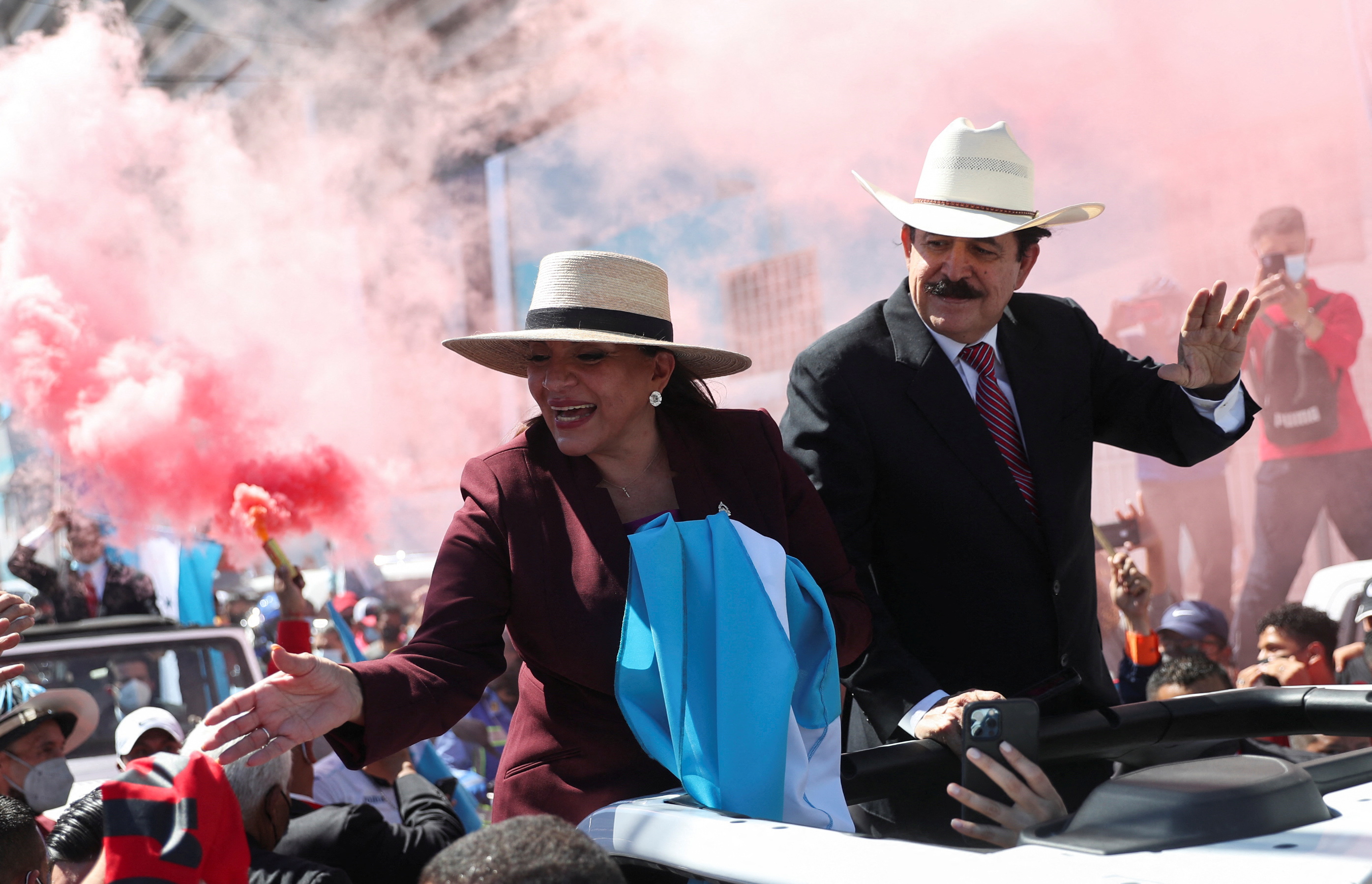 Xiomara Castro y su mariodo durante la caravana yendo a la ceremonia (REUTERS/Edgard Garrido)