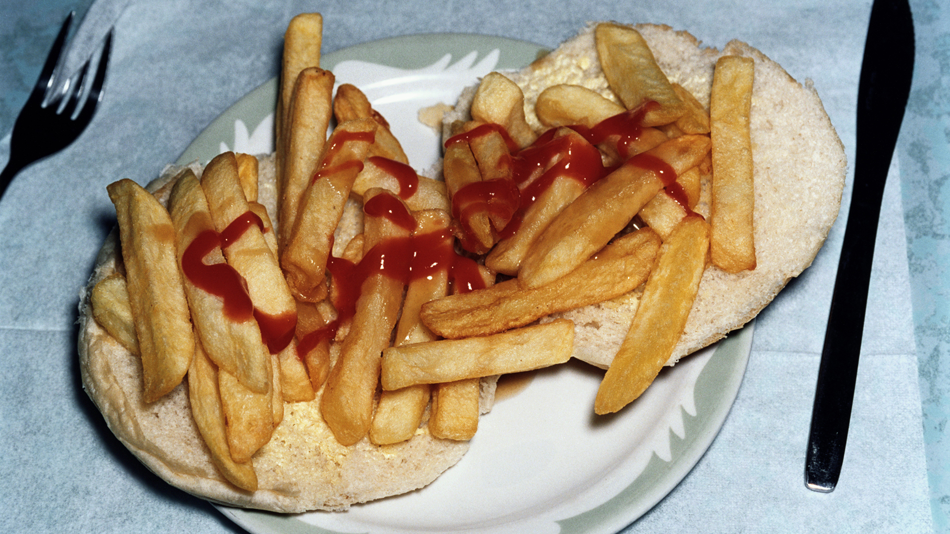 Un chip butty (denominado también chip barm, chip cob, chip sándwich) es un sándwich típico del Reino Unido, que se elabora con pan de molde (por regla general untado con mantequilla) y con papas fritas (chips) (Getty Images)