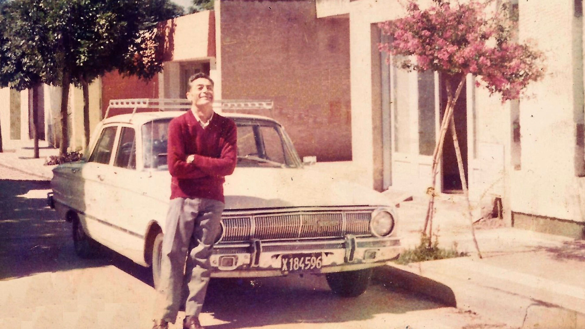 Ricardo posa feliz con su auto en el frente de su casa de Oncativo, en 1985 (IG: @elfalcondemiviejo)