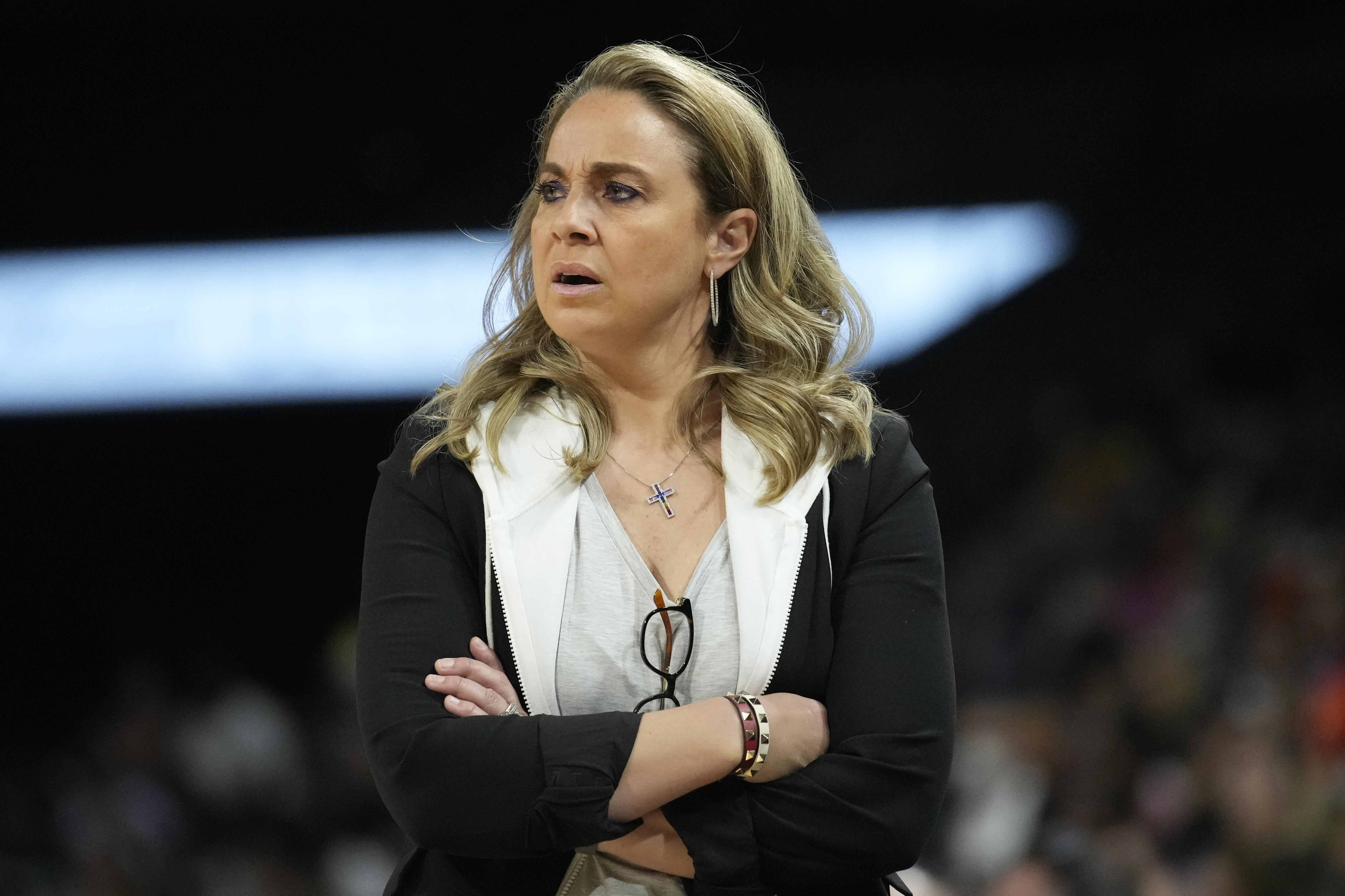 ARCHIVO - Becky Hammon, entrenadora de las Aces de Las Vegas, observa un partido ante las Wings de Dallas, el 5 de junio de 2022 (AP Foto/John Loche, Filer)