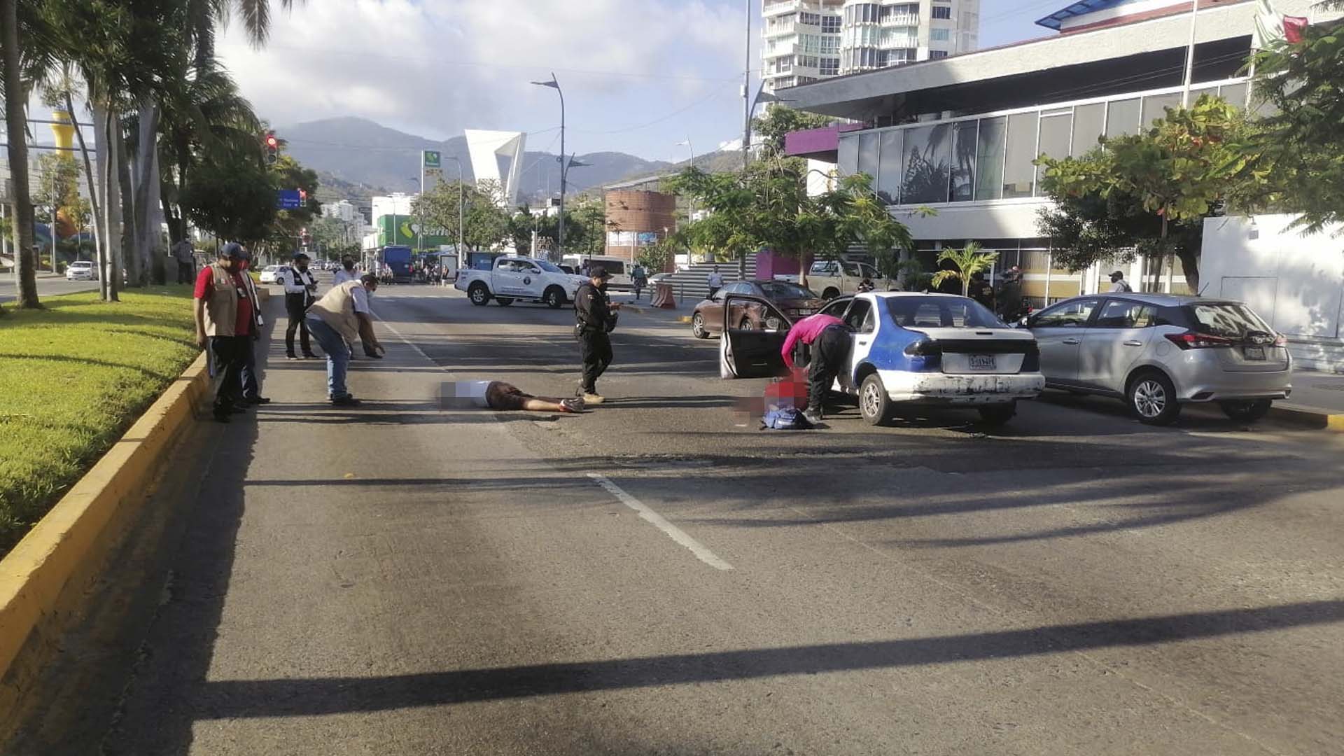 Los cuerpos de los dos homrbes quedaron en el pavimento (Foto: @GloriaEscalera / Twitter)