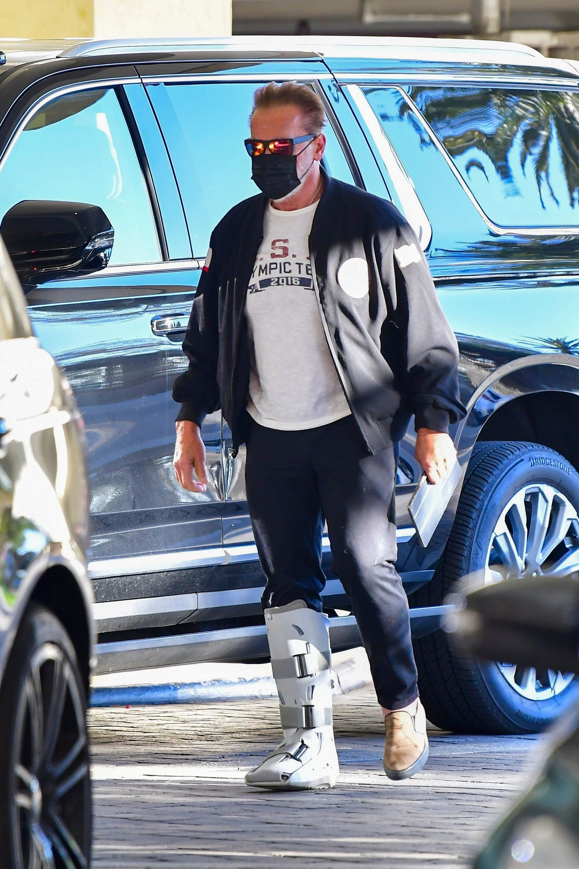 Arnold Schwarzenegger fue fotografiado cuando ingresaba al edificio en el que vive su pareja, Heather Milligan, en Brentwood, California. El actor llevaba una bota ortopédica