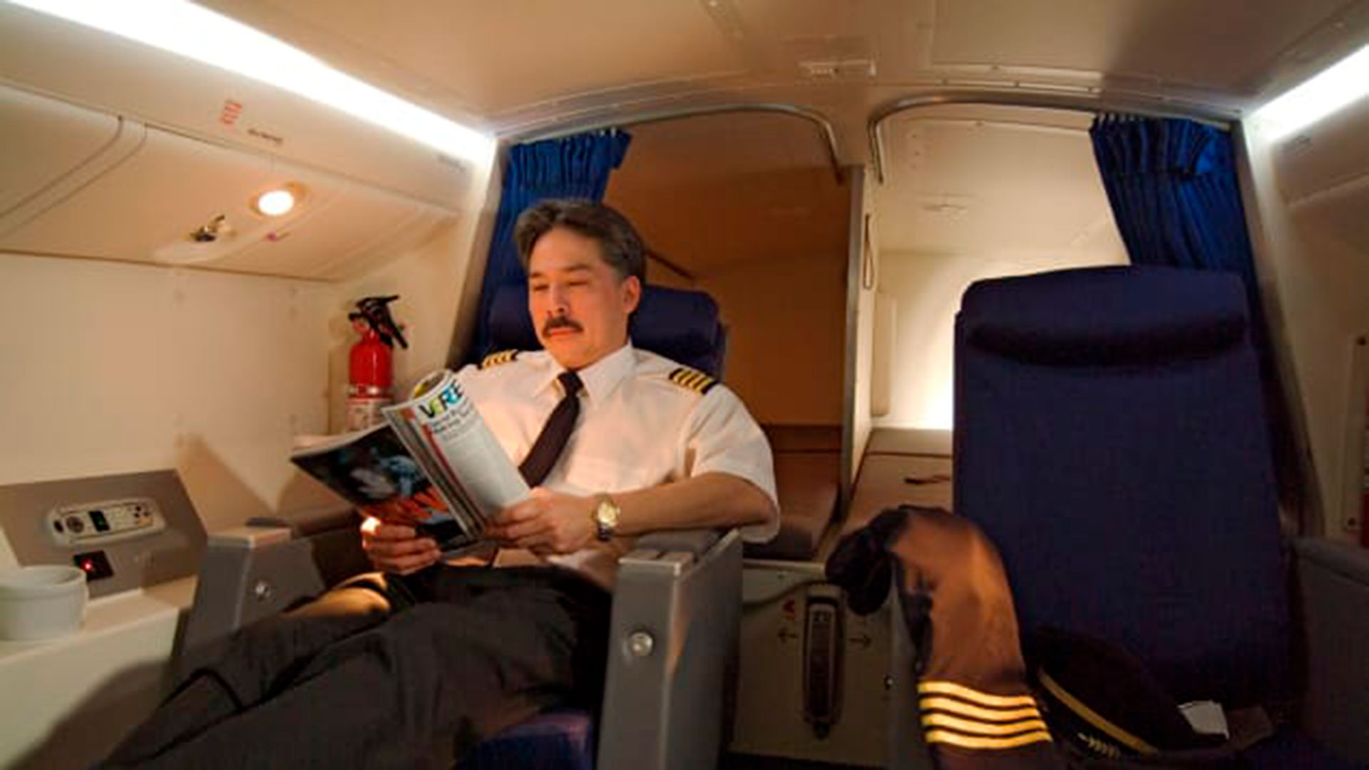 El área de descanso de los pilotos suele estar cerca de la cabina de mandos y cuenta con espacio para dos personas. En esta foto, se pueden observar dos butacas con una litera en la parte trasera cada una. (Boeing)