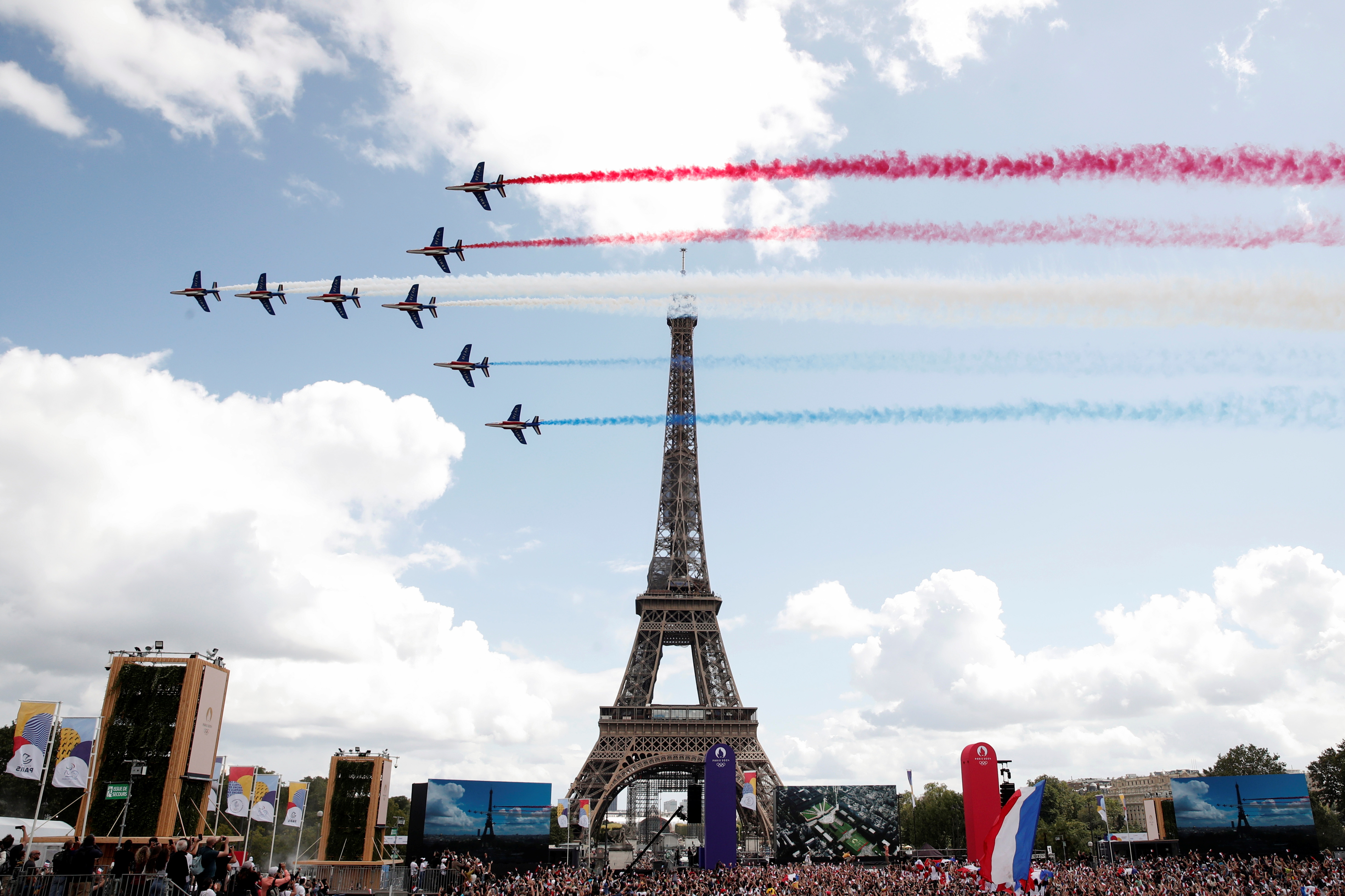 Alpha jets from the French Air Force Patrouille de France fly past Eiffel Tower at Paris' Olympics fan zone during the closing ceremony of the Tokyo games, at Trocadero Gardens in Paris, France, August 8, 2021. REUTERS/Benoit Tessier