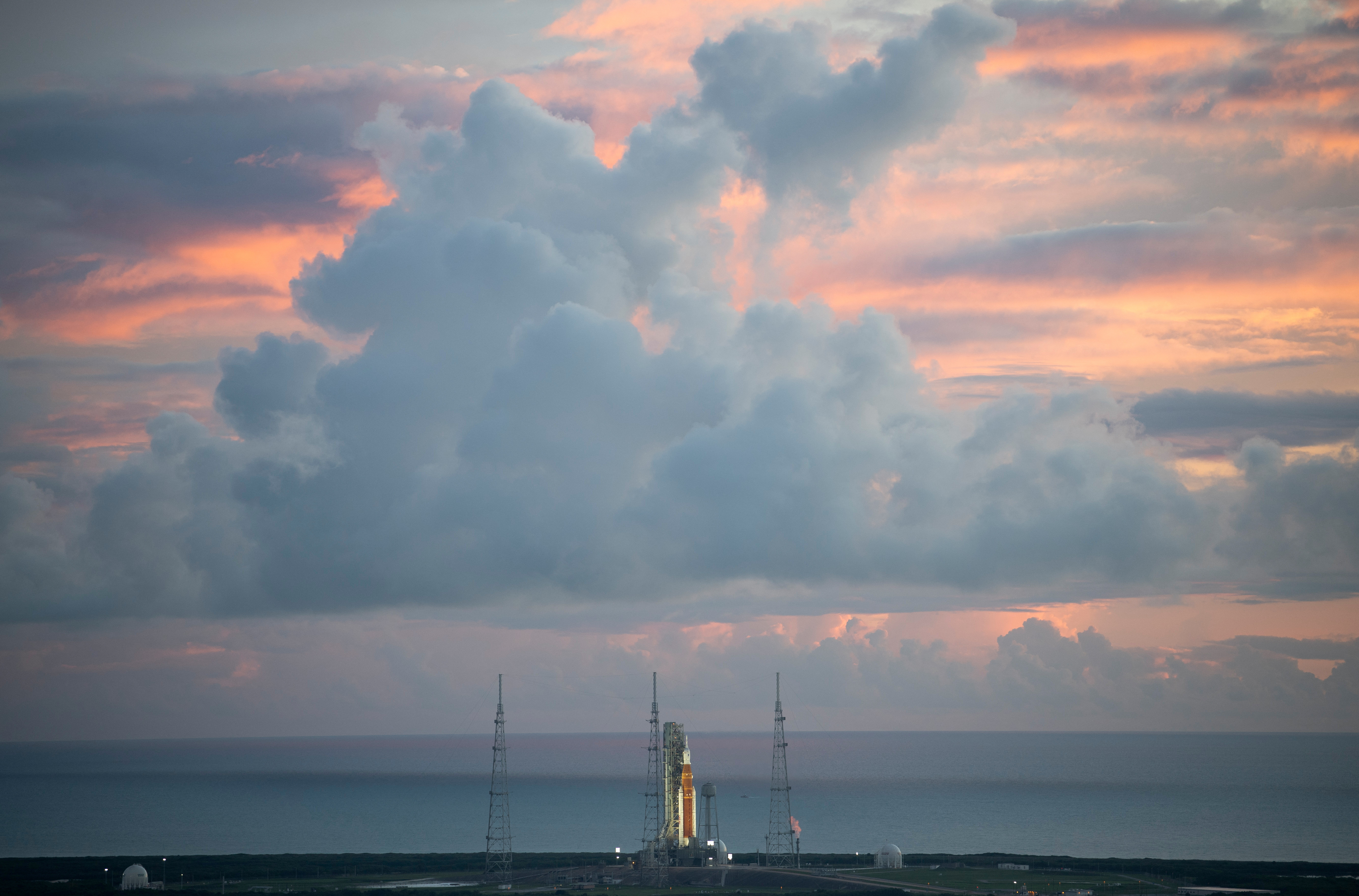 El cohete del Sistema de Lanzamiento Espacial (SLS) de la NASA en la plataforma de lanzamiento 39B, mientras los equipos de lanzamiento de Artemis I cargan más de 700,000 galones (2.650.000 litros) de propulsores criogénicos, incluidos hidrógeno líquido y oxígeno líquido (Joel Kowsky/NASA/vía REUTERS)