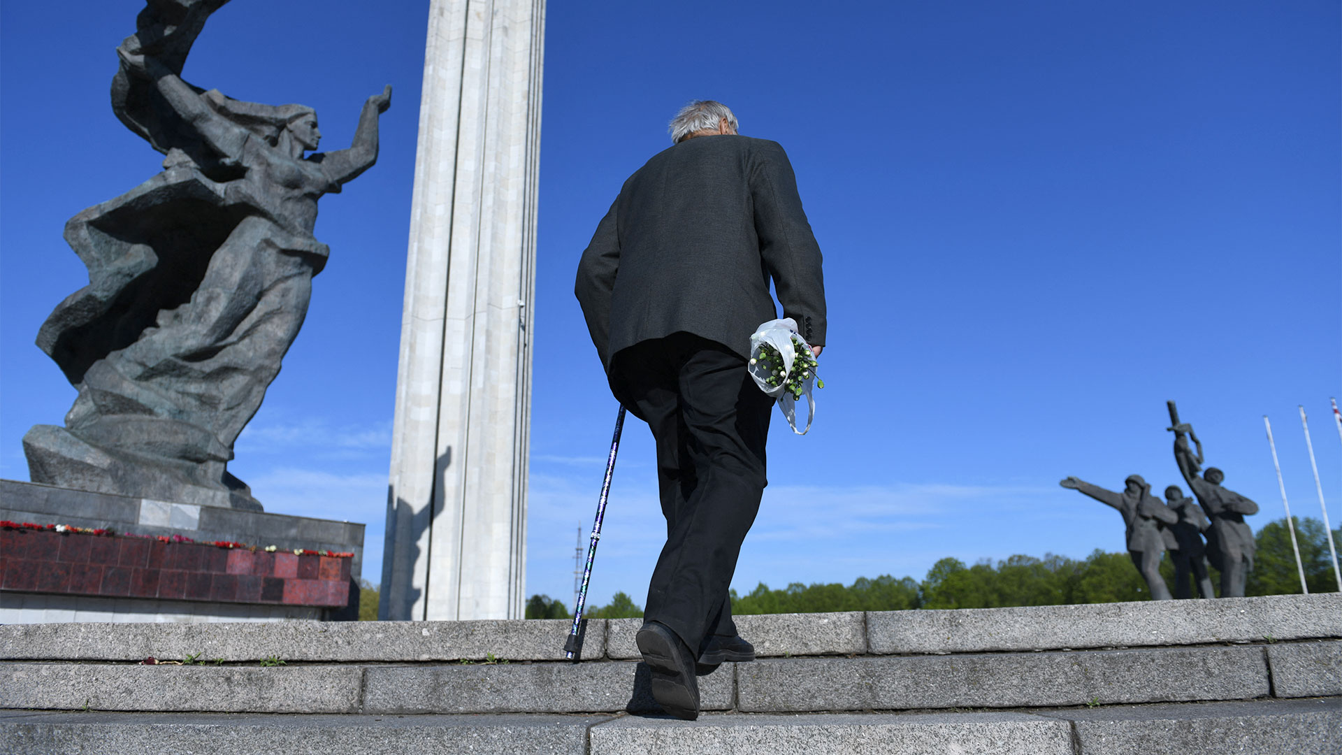 Los veteranos rusos solían llevar flores al lugar para recordar la Segunda Guerra Mundial (ZNOTINS / AFP)