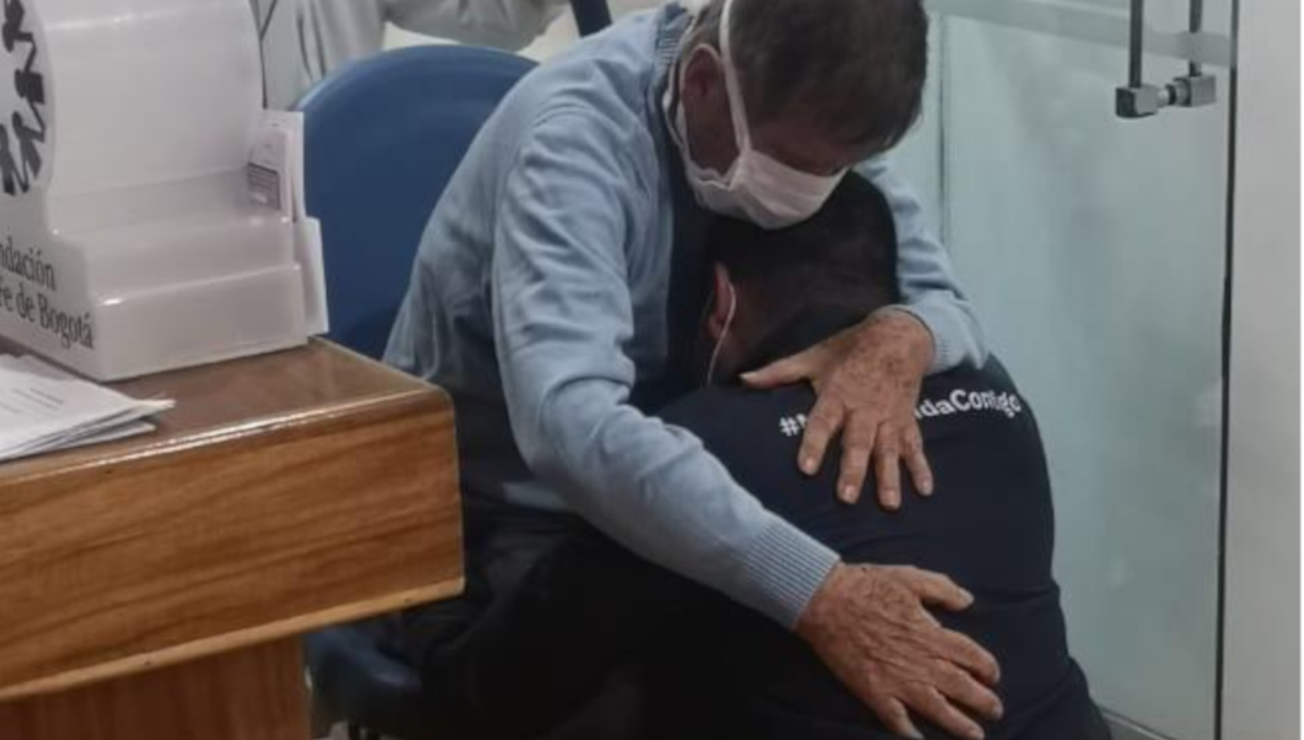 Ministro de Vivienda recibió de rodillas a su padre que se recuperó de la  covid-19 - Infobae