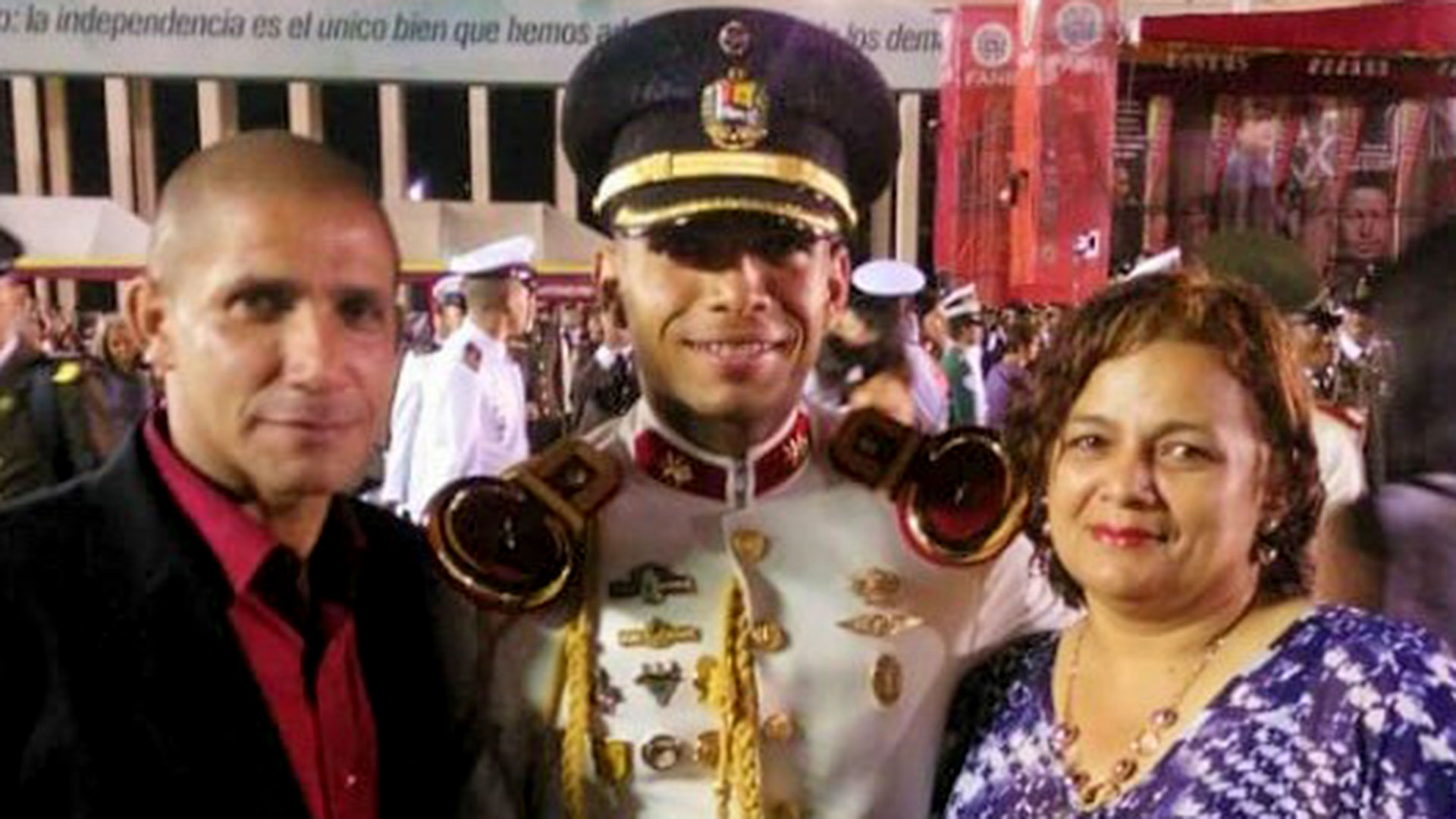 Robert José Ulpin y Aura Elena González con su hijo Roberto Carlos el día de su graduación