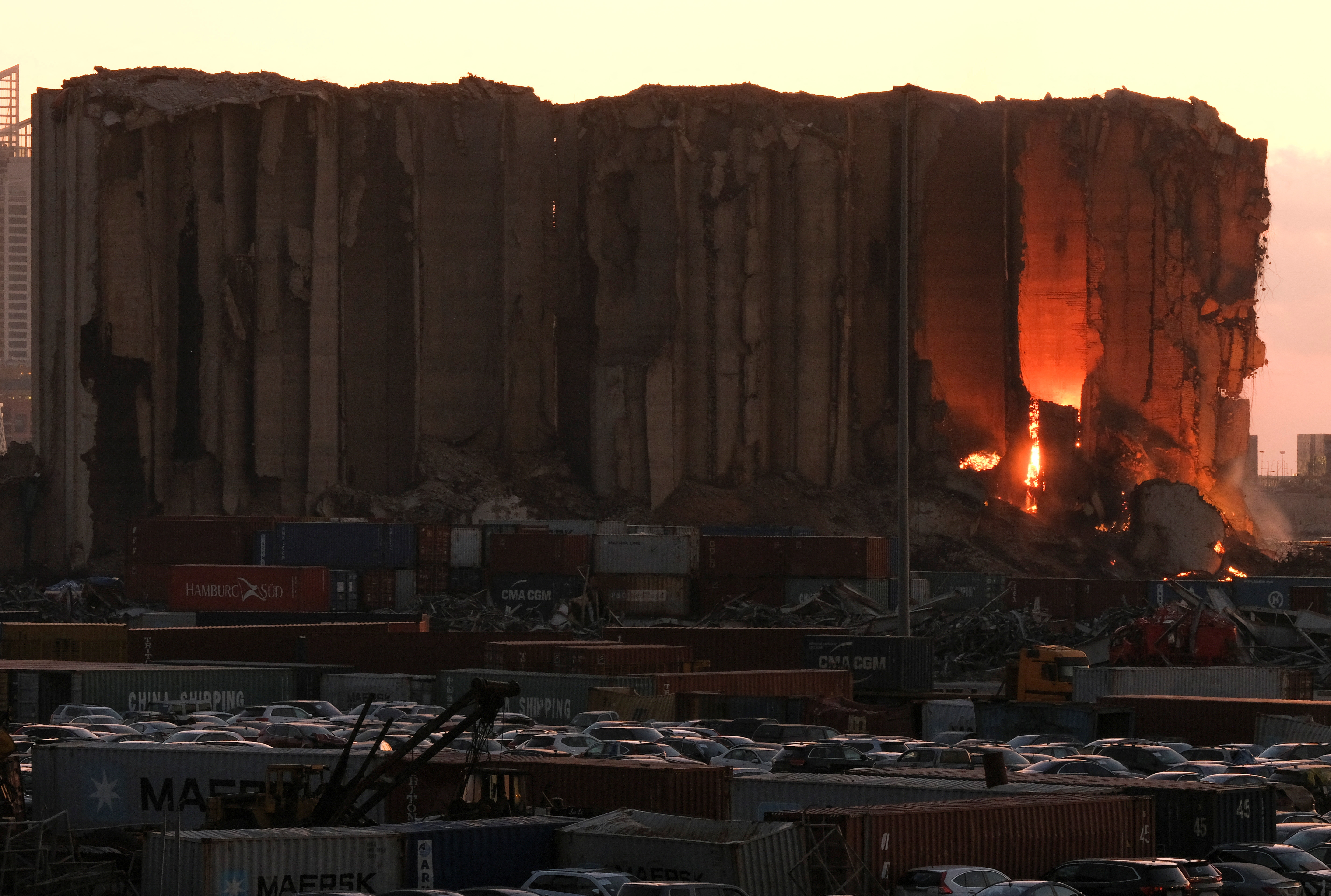Un incendio ardiendo en los silos de granos del puerto de Beirut que fueron dañados por una importante explosión en julio del 2020  (REUTERS/Emilie Madi)