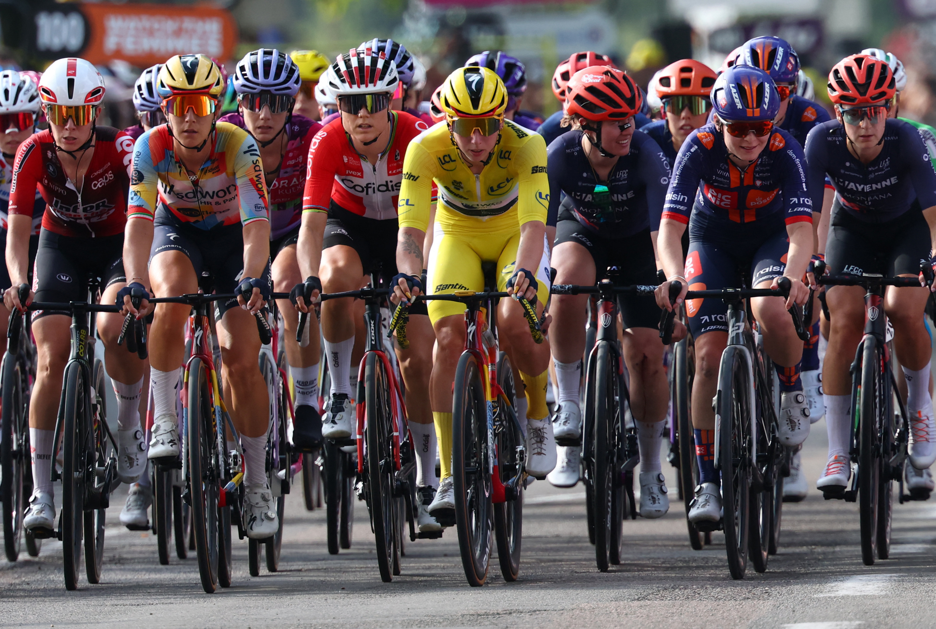 Pol&eacute;mica por el control de sostenes en el Tour de Francia Femenino: "Bastante intimidante"