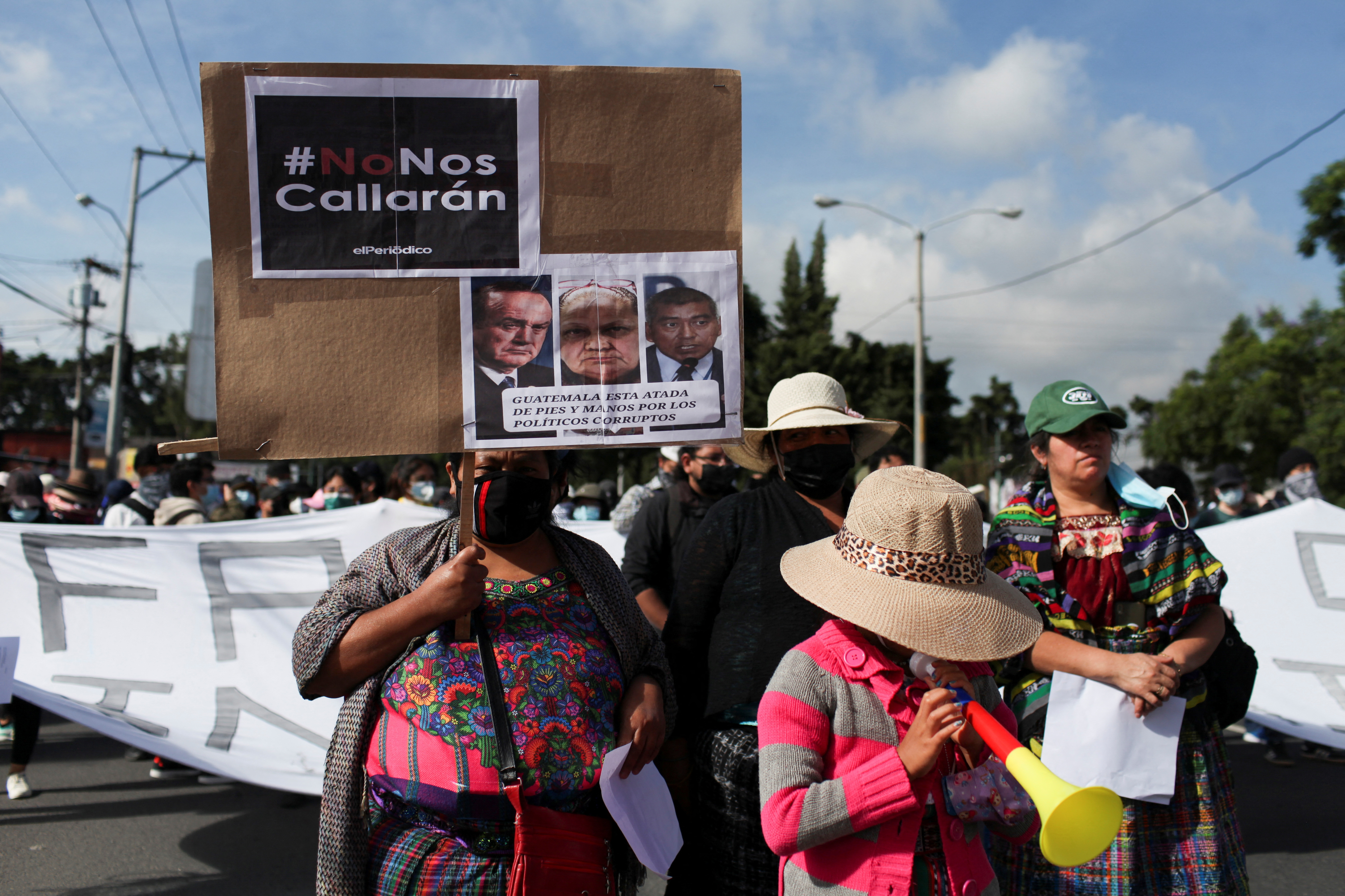Los manifestantes exigen la renuncia del presidente Alejandro Gaimmattei y de la fiscal general Consuelo Porras (REUTERS/Sandra Sebastian)
