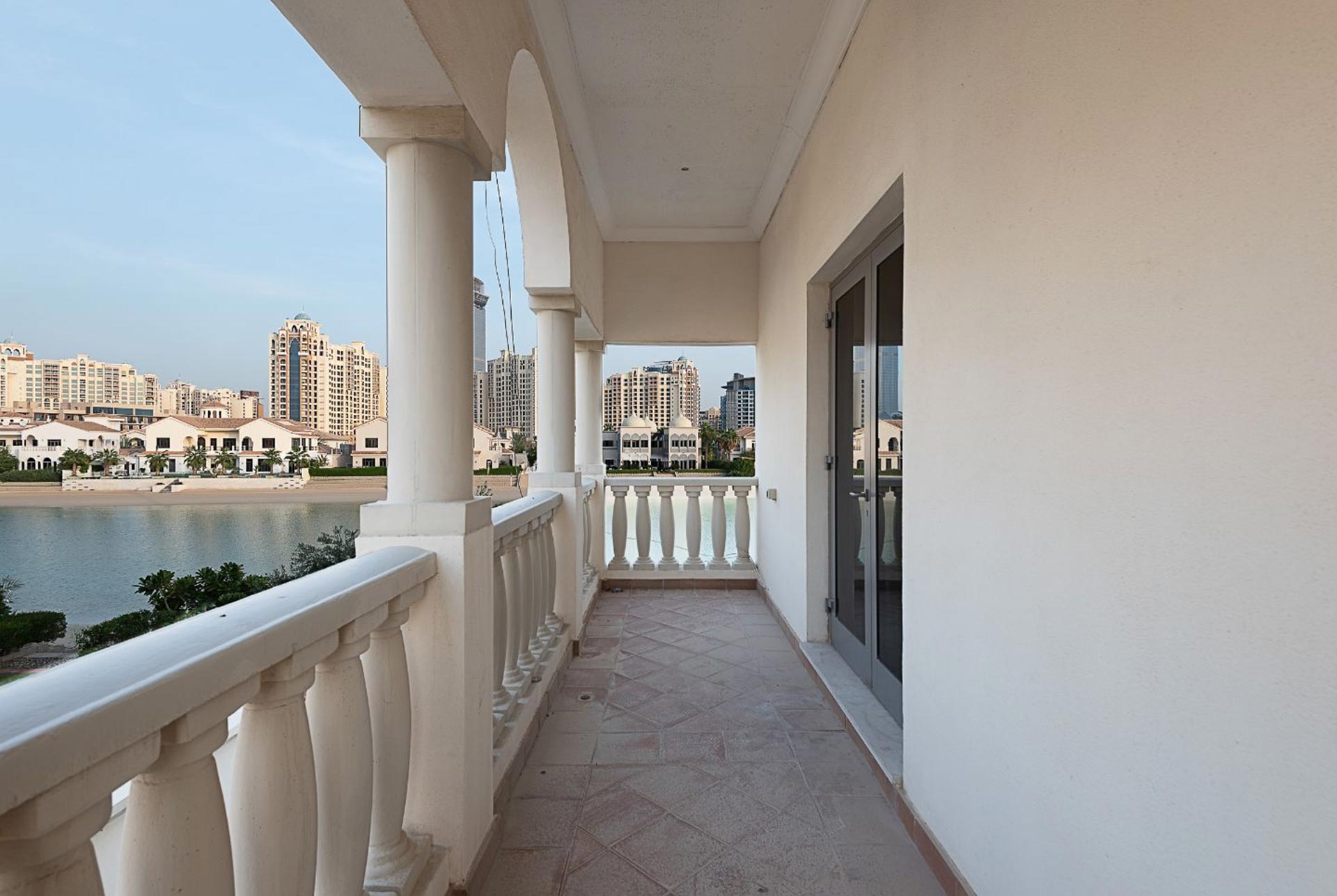 Uno de los balcones, con vista de ensueño del mar. El barrio privado está construido sobre el agua y tiene forma de palmera (worldwidelux)