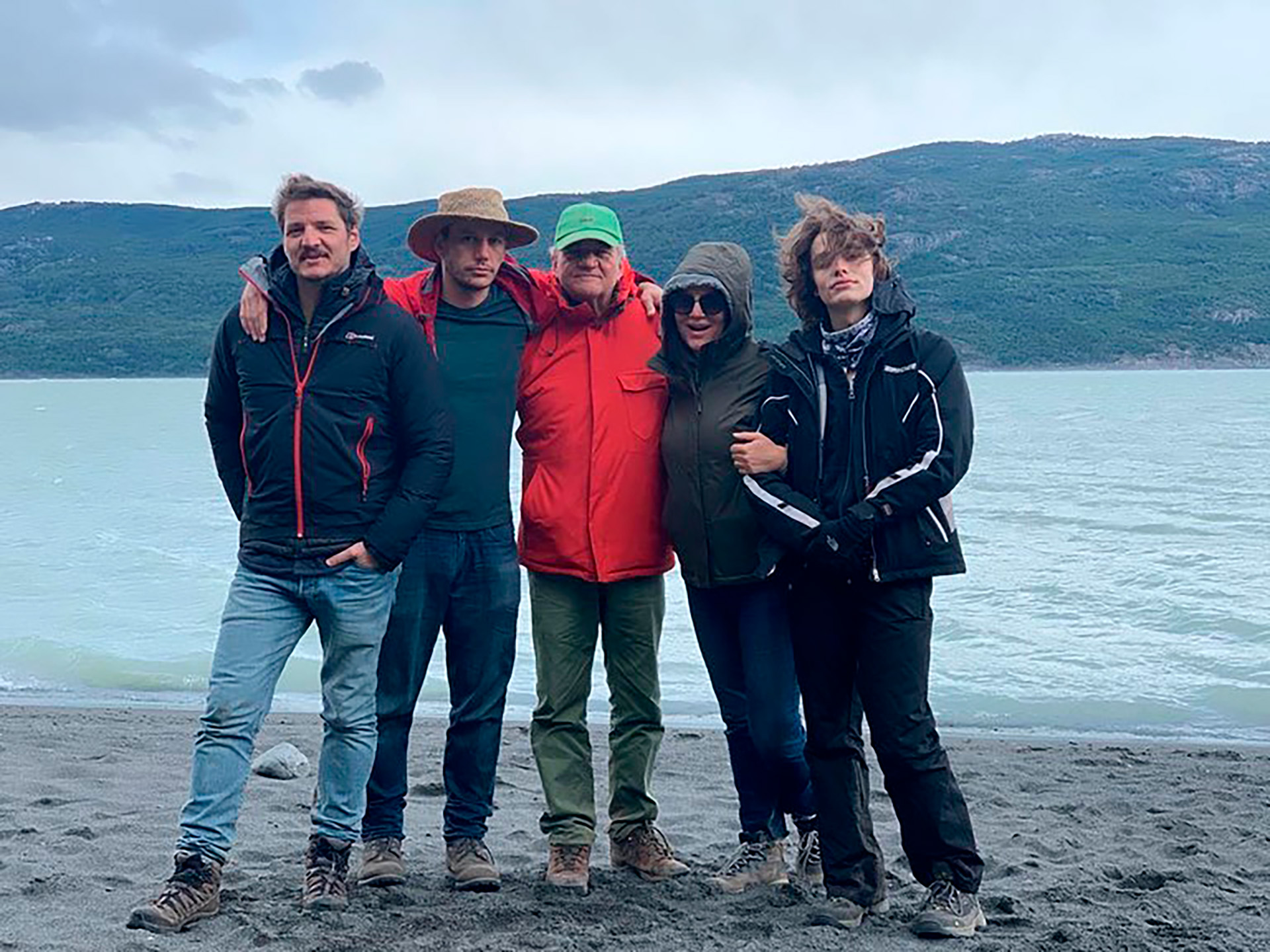 La familia de Pedro Pascal en unas vacaciones por la Patagonia chilena: él junto a sus hermanos y a su padre. No está su hermana menor, Lux Pascal, una mujer transgénero