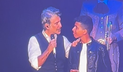 Alejandro Fernández se conmovió con adolescente venezolano que canta en la calle y lo invitó al escenario
