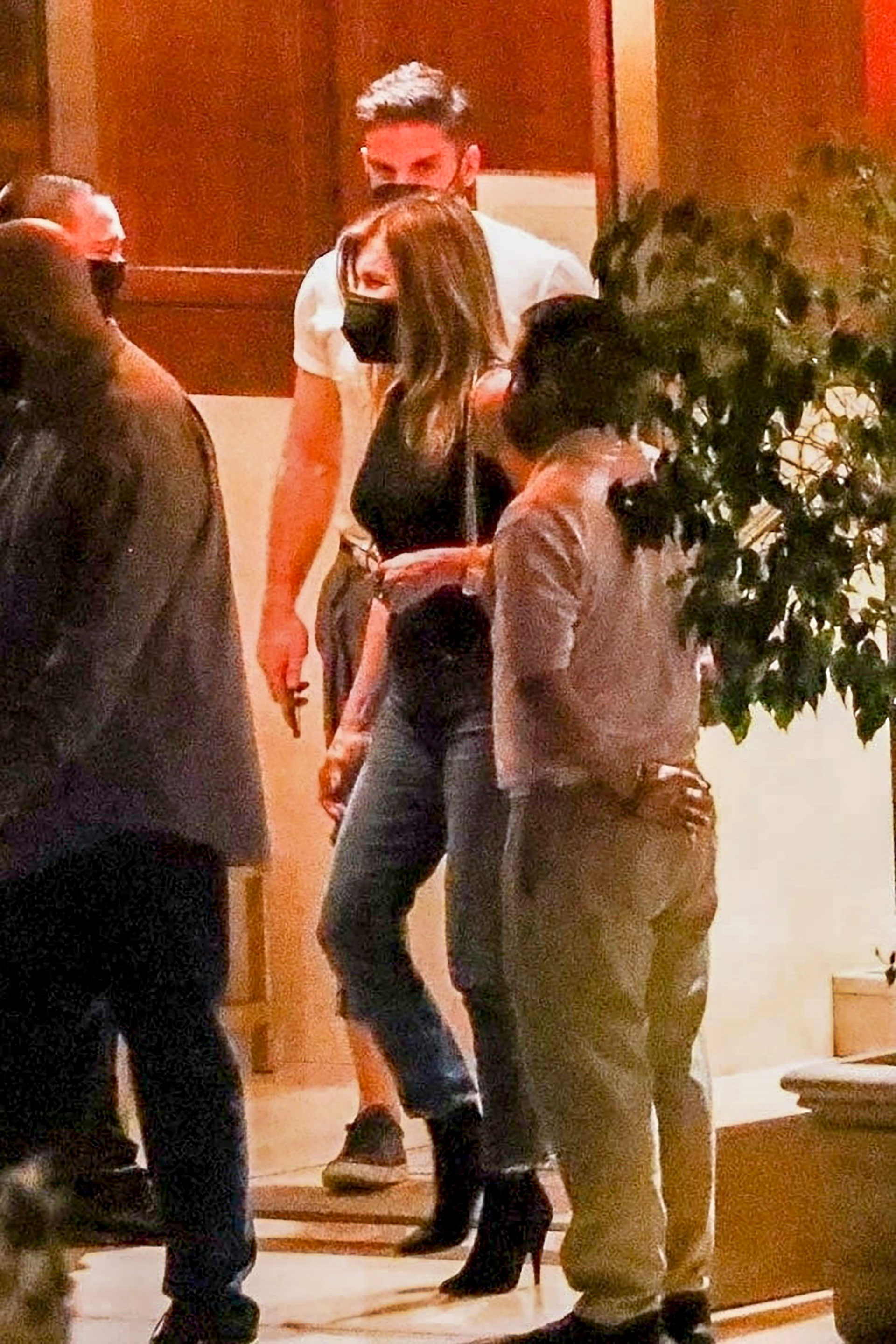 Jennifer Aniston salió a comer con amigos a un exclusivo restaurante de Los Ángeles. Fue fotografiada cuando salía del salón acompañada por un hombre de remera blanca y tapabocas. Ella también llevó su máscara, buscando que no la reconocieran