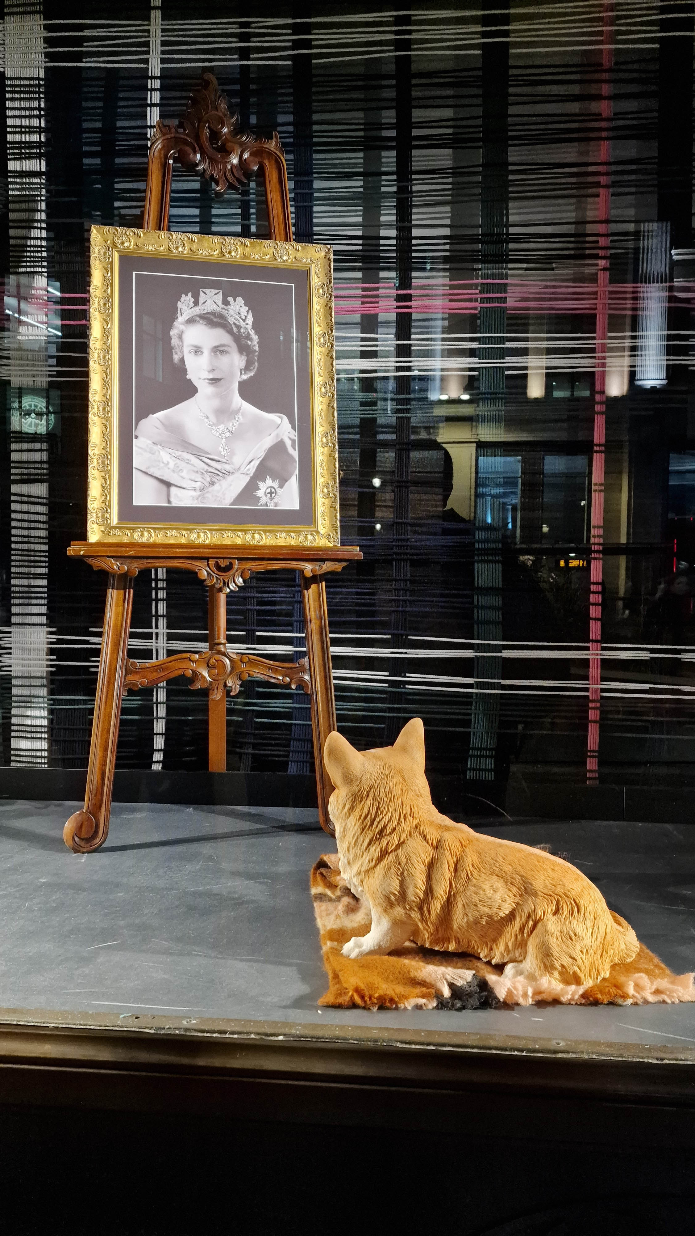 Un escaparate en el centro de Londres con un homenaje al reina fallecida