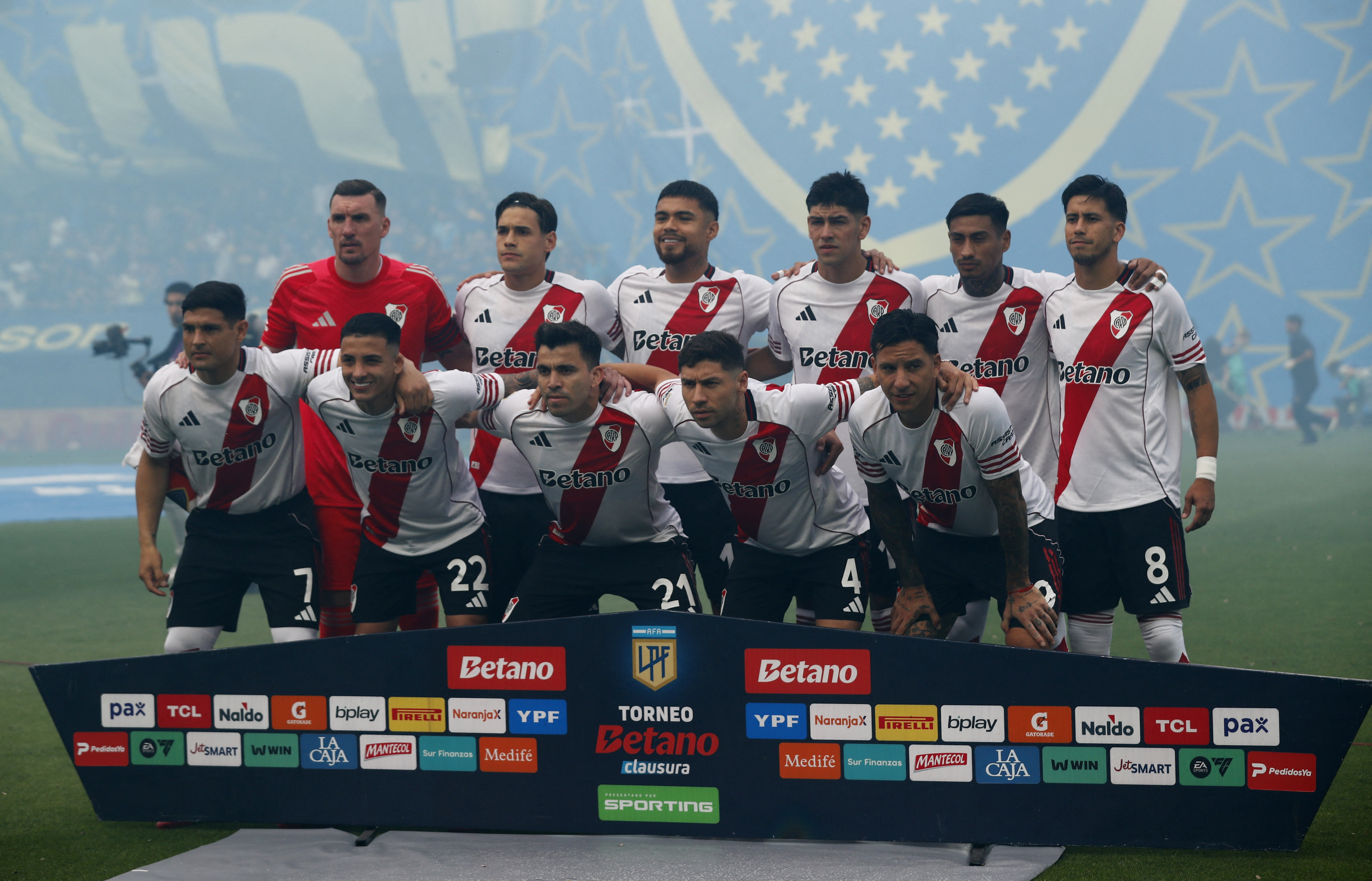 Susto en la Premier League: el sangriento choque de cabezas en la goleada del Aston Villa del Dibu Martínez