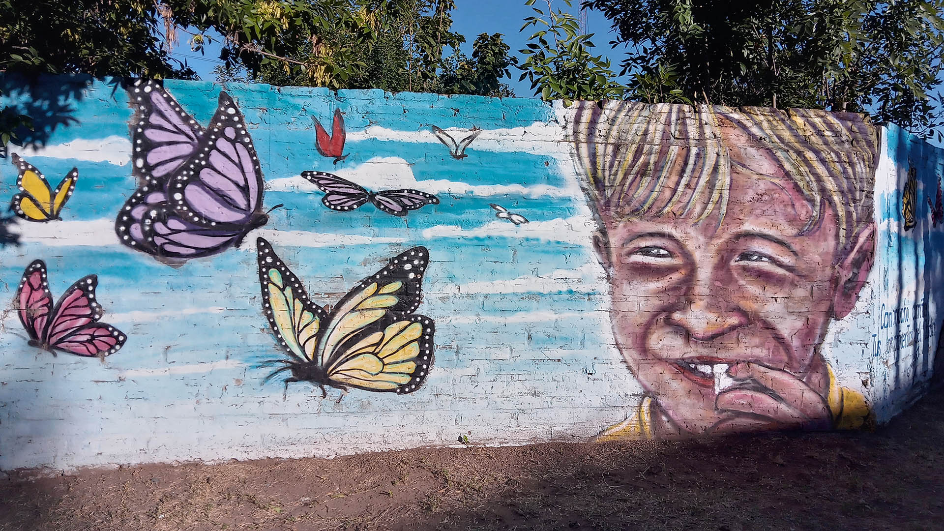 Del mural de los compañeros de jardín a las mil calcomanías: historias detrás de los homenajes a Lucio Dupuy en La Pampa