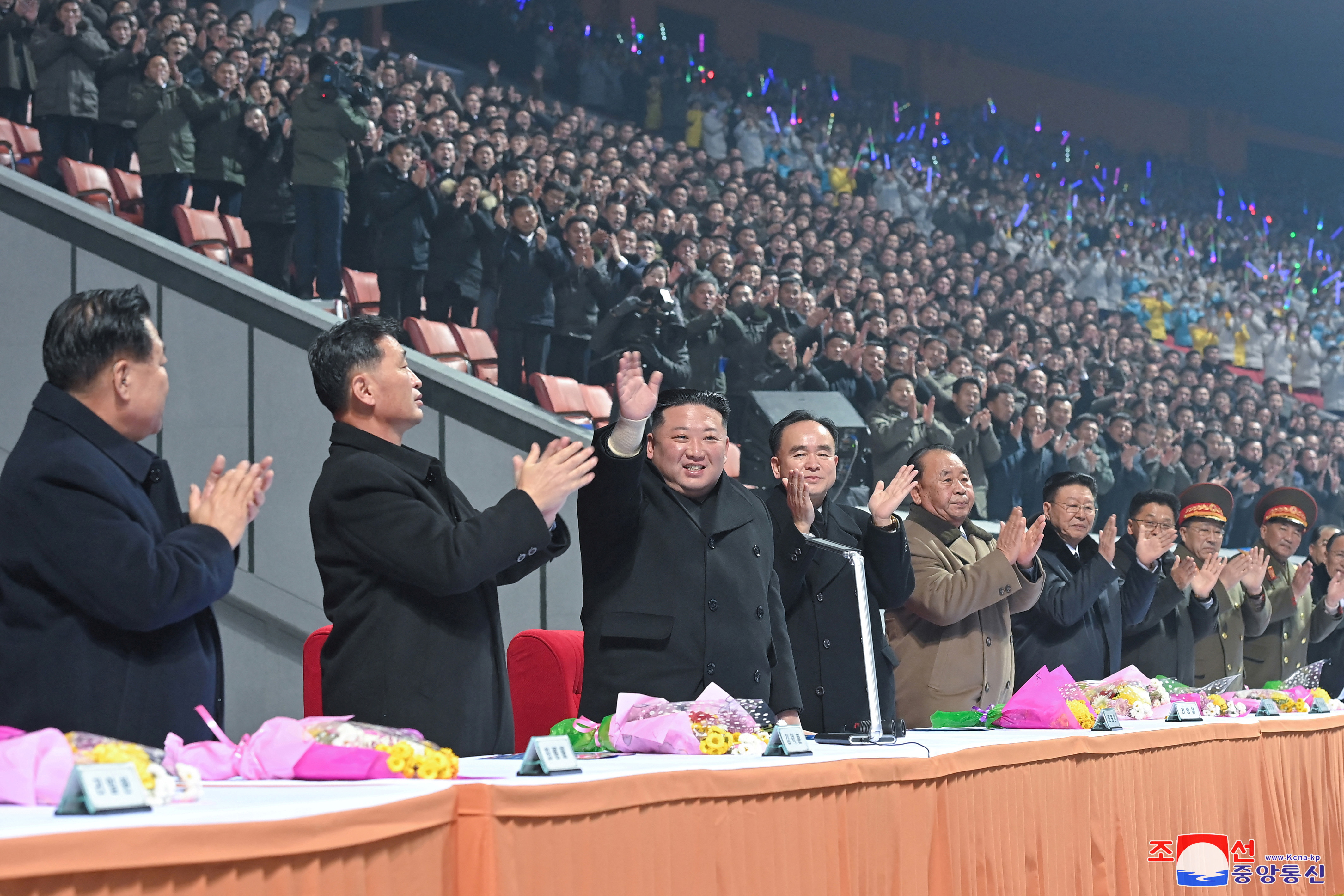 El líder norcoreano, Kim Jong Un, asiste a un evento durante las celebraciones de Año Nuevo en el Palacio de la Cultura del Pueblo en Pyongyang, Corea del Norte, en esta foto publicada el 1 de enero de 2023 por la Agencia Central de Noticias de Corea del Norte (KCNA).
