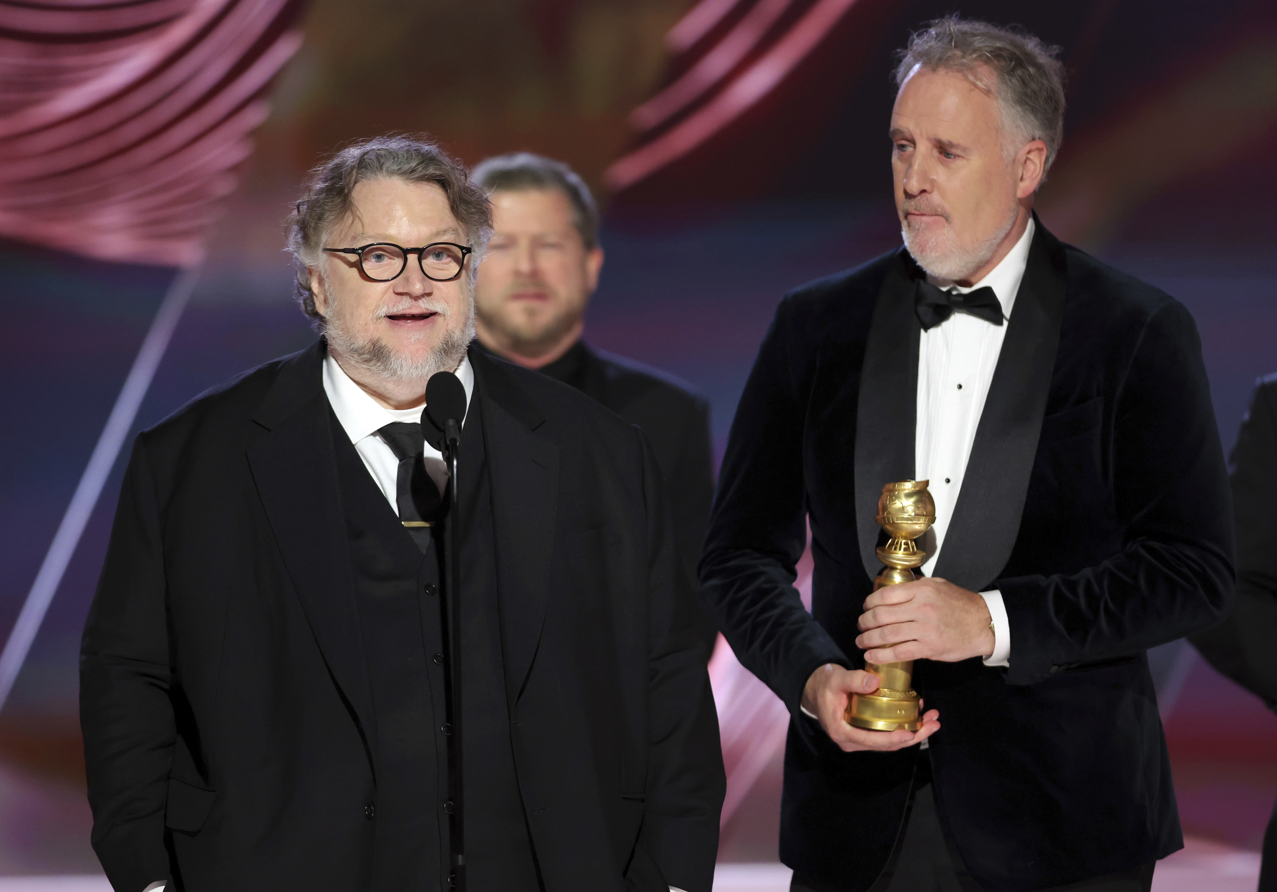 En esta imagen proporcionada por NBC, Guillermo del Toro, izquierda, y Mark Gustafson reciben el premio a mejor película animada por "Guillermo del Toro's Pinocchio" en la 80a entrega anual de los Globos de Oro en el Hotel Beverly Hilton el 10 de enero de 2023, en Beverly Hills, California (Rich Polk/NBC vía AP)