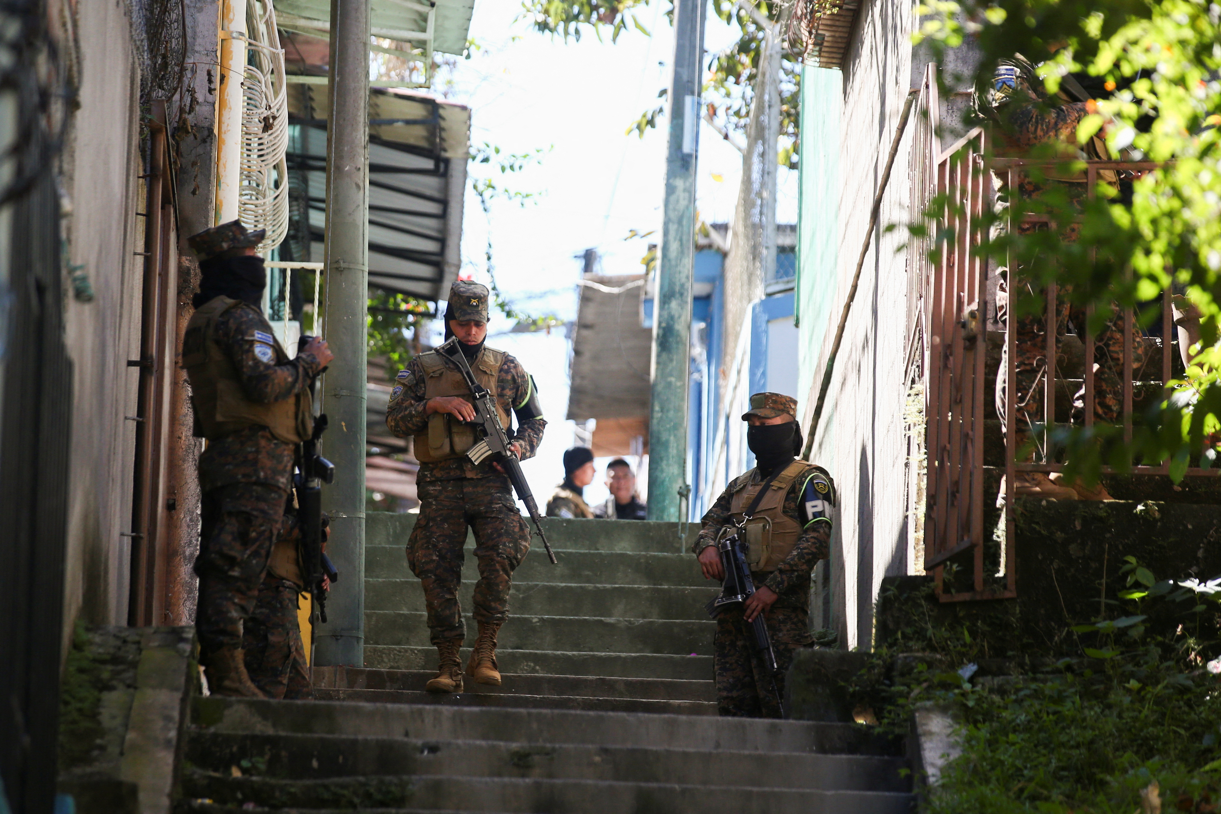 Ignorando las denuncias de organizaciones de DDHH, Bukele ordenó el asedio de una ciudad de El Salvador controlada por pandillas