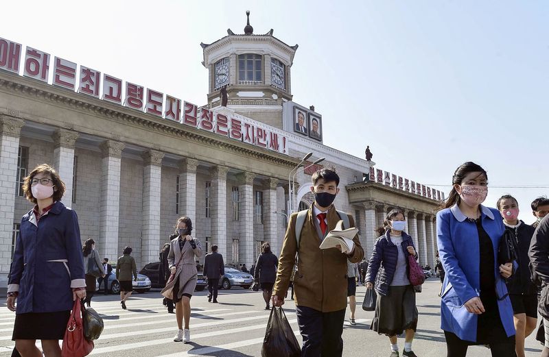 FOTO DE ARCHIVO-Personas usan máscaras en medio de preocupaciones de la nueva enfermedad de coronavirus en Pyongyang, Corea del Norte