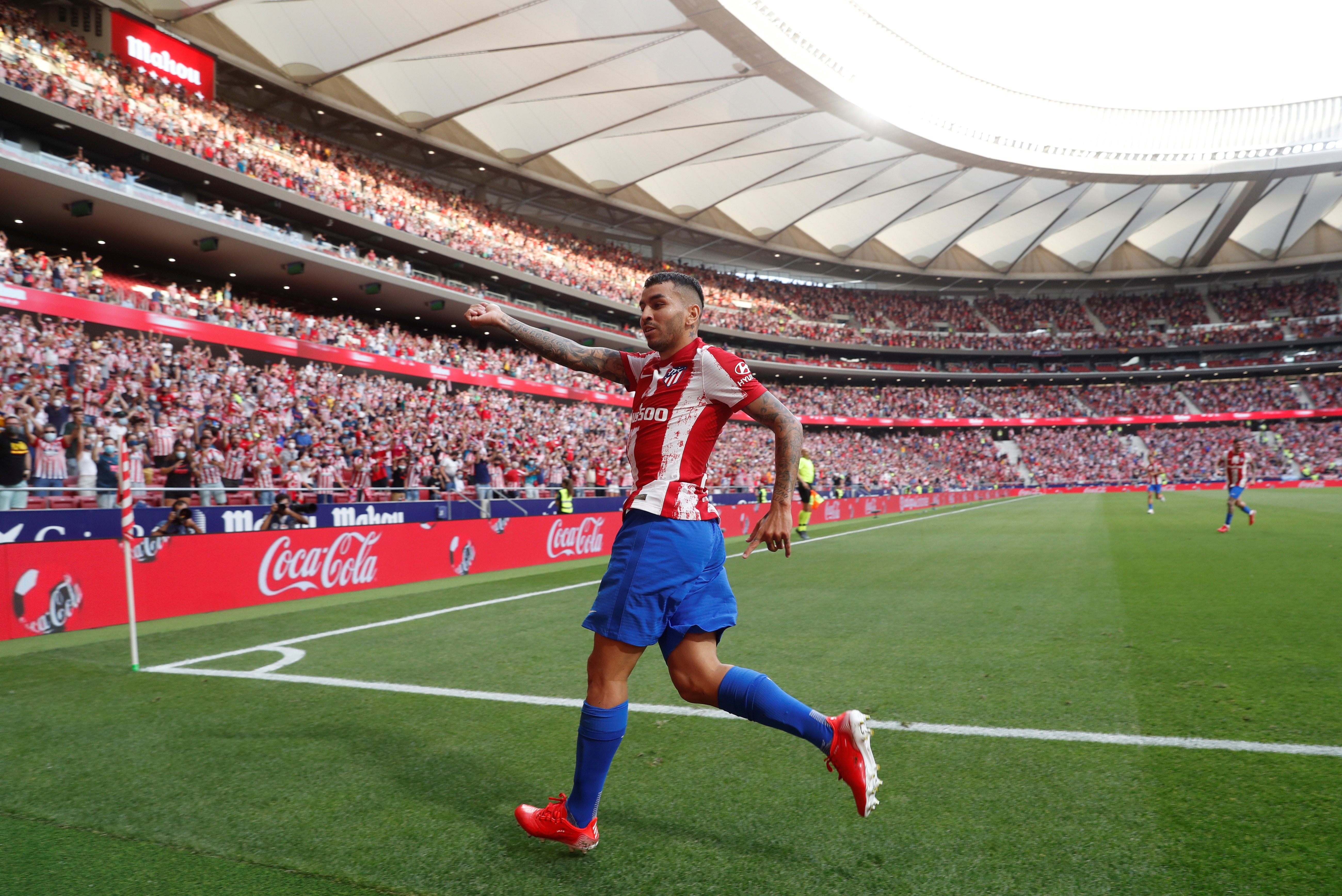 El delantero argentino del Atlético de Madrid Ángel Correa celebra el primer gol de su equipo ante el Elche durante el partido de la segunda jornada de LaLiga en el Wanda Metropolitano. EFE/Juan Carlos Hidalgo
