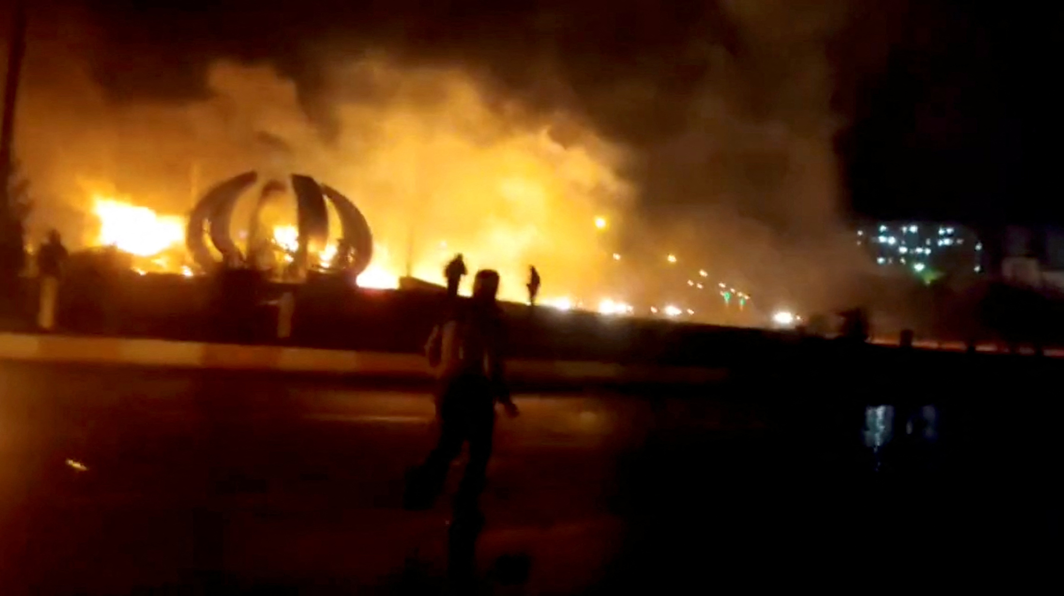Se ve fuego y humo en Fuladshahr, provincia de Isfahan, Irán, en esta imagen fija obtenida de un video de redes sociales publicado el 17 de noviembre de 2022 obtenido por REUTERS. 