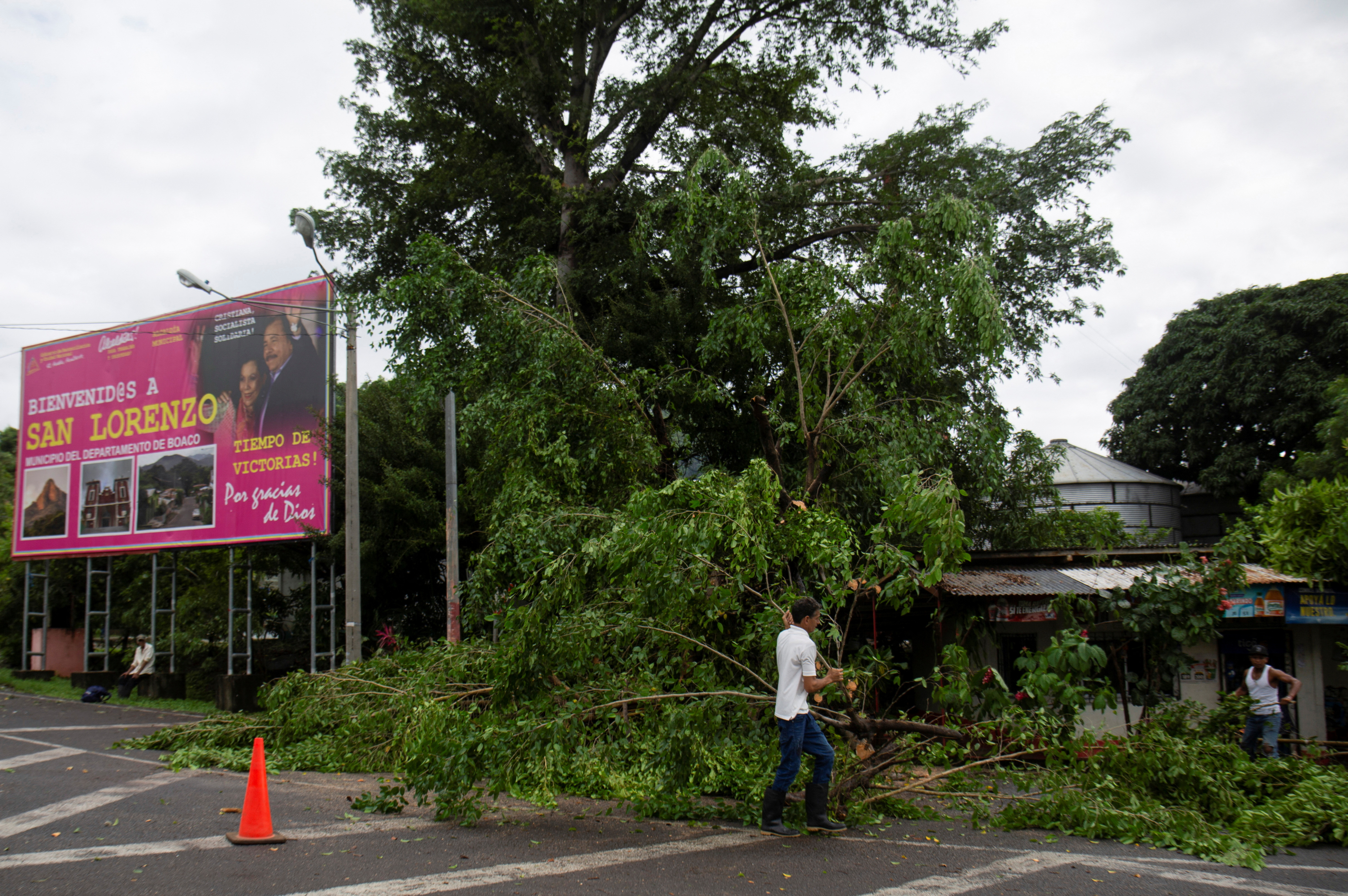 Los residentes limpian los escombros y cortan las ramas de los árboles fuera de una casa dañada después de que el huracán Julia golpeara la ciudad de La Cruz, en Nicaragua (REUTERS/Maynor Valenzuela)