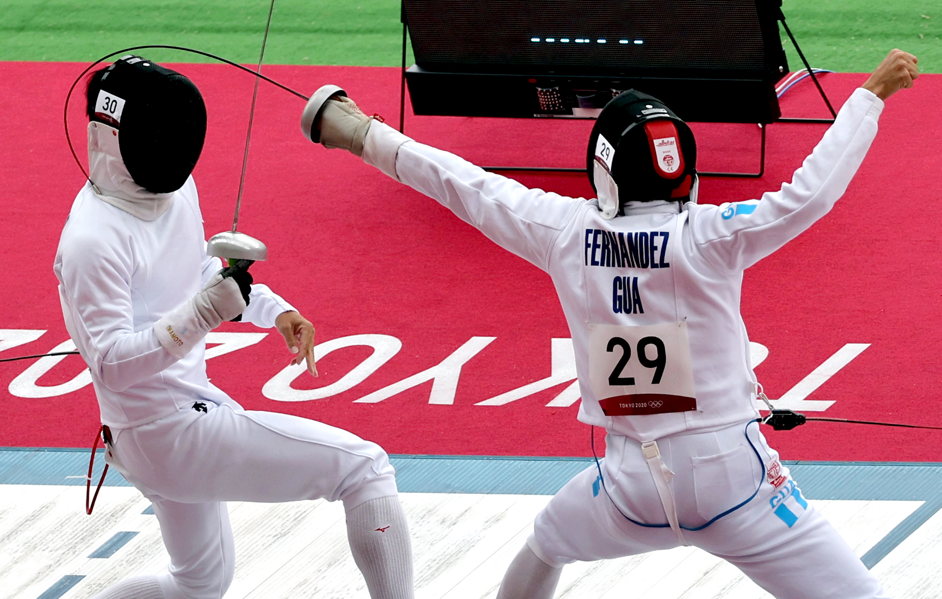 Tokyo 2020 Olympics - Modern Pentathlon - Men's Fencing - Bonus Round - Tokyo Stadium - Tokyo, Japan - August 7, 2021. Shohei Iwamoto of Japan in action with Charles Fernandez of Guatemala REUTERS/Carlos Barria