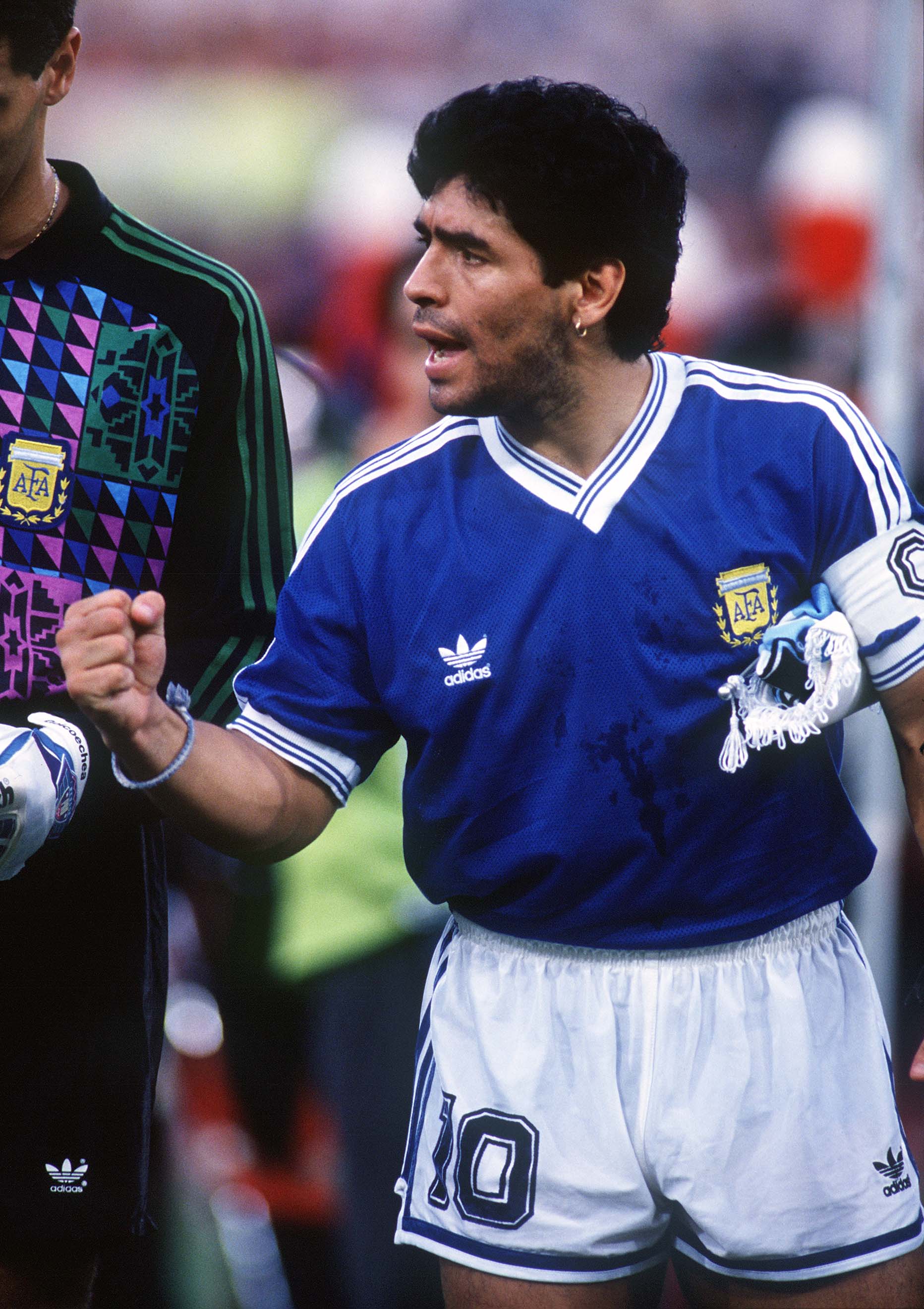 Diego Maradona alienta a sus compañeros antes de la final con Alemani en 1990. Dos partidos antes, había errado ante Ygoslavia Mandatory (Crédito: Colorsport/Shutterstock (3118476a)