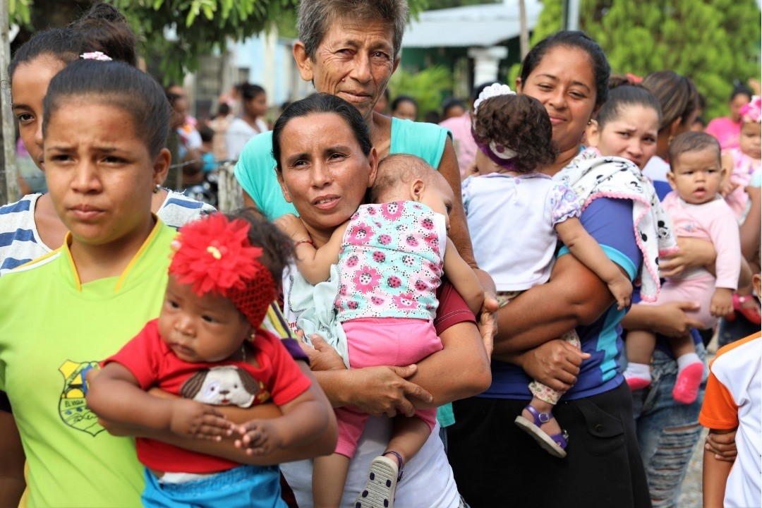 Madres con sus hijos esperan a recibir atención en Venezuela (OCHA/GEMA CORTÉS/Europa Press)