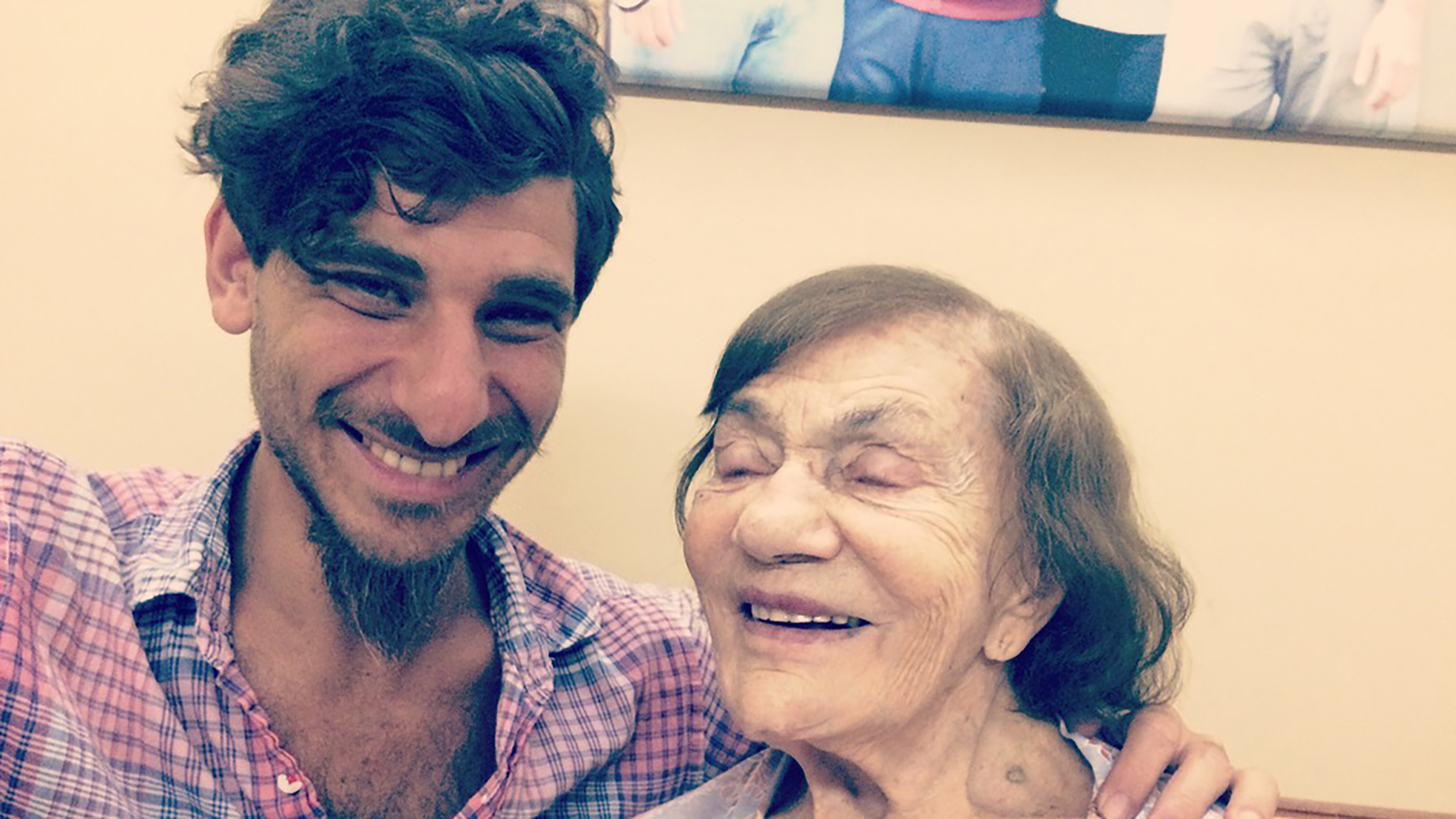 Su abuela perdió la memoria y dejó de reconocerlo: él encontró la forma de  volver a conectar con ella - Infobae