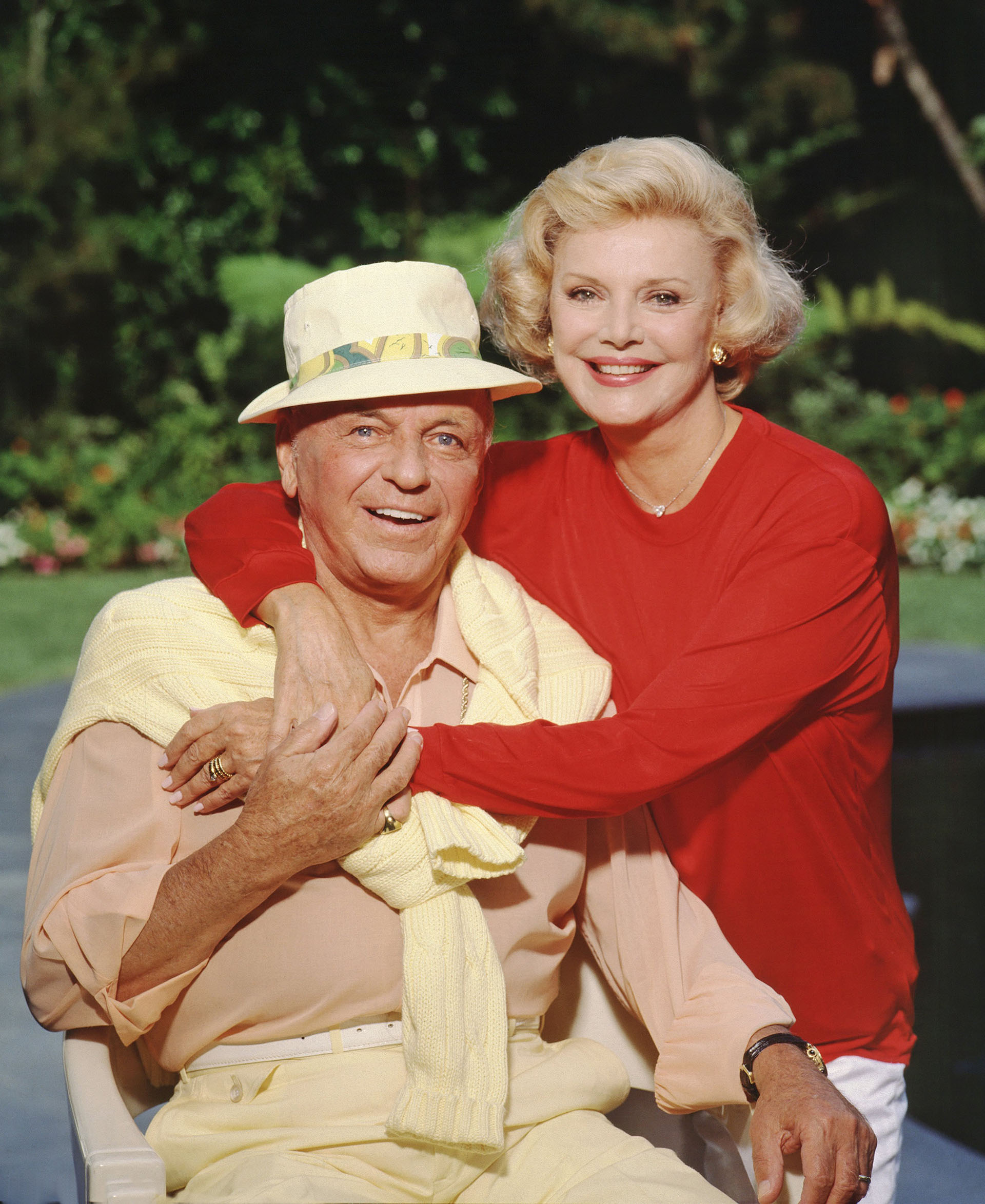Frank Sinatra y su cuarta esposa Barbara Marx en su casa de Los Ángeles a principio de los 90 (Harry Langdon/Getty Images)  