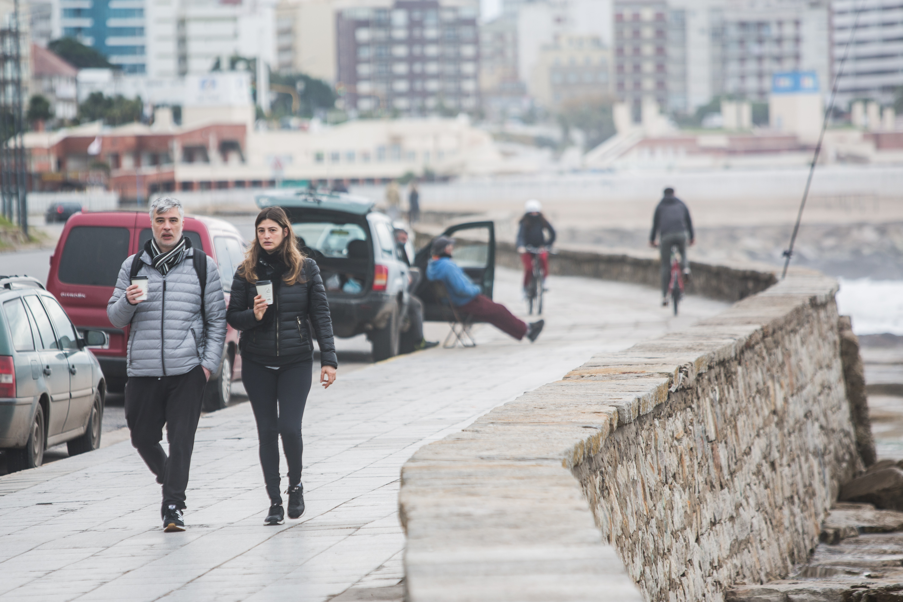 Café caliente para una pareja que salió a caminar. La paciente espera del pescador a que un pez enganche en la carnada y dos ciclistas que salieron a pedalear después de 110 días.
