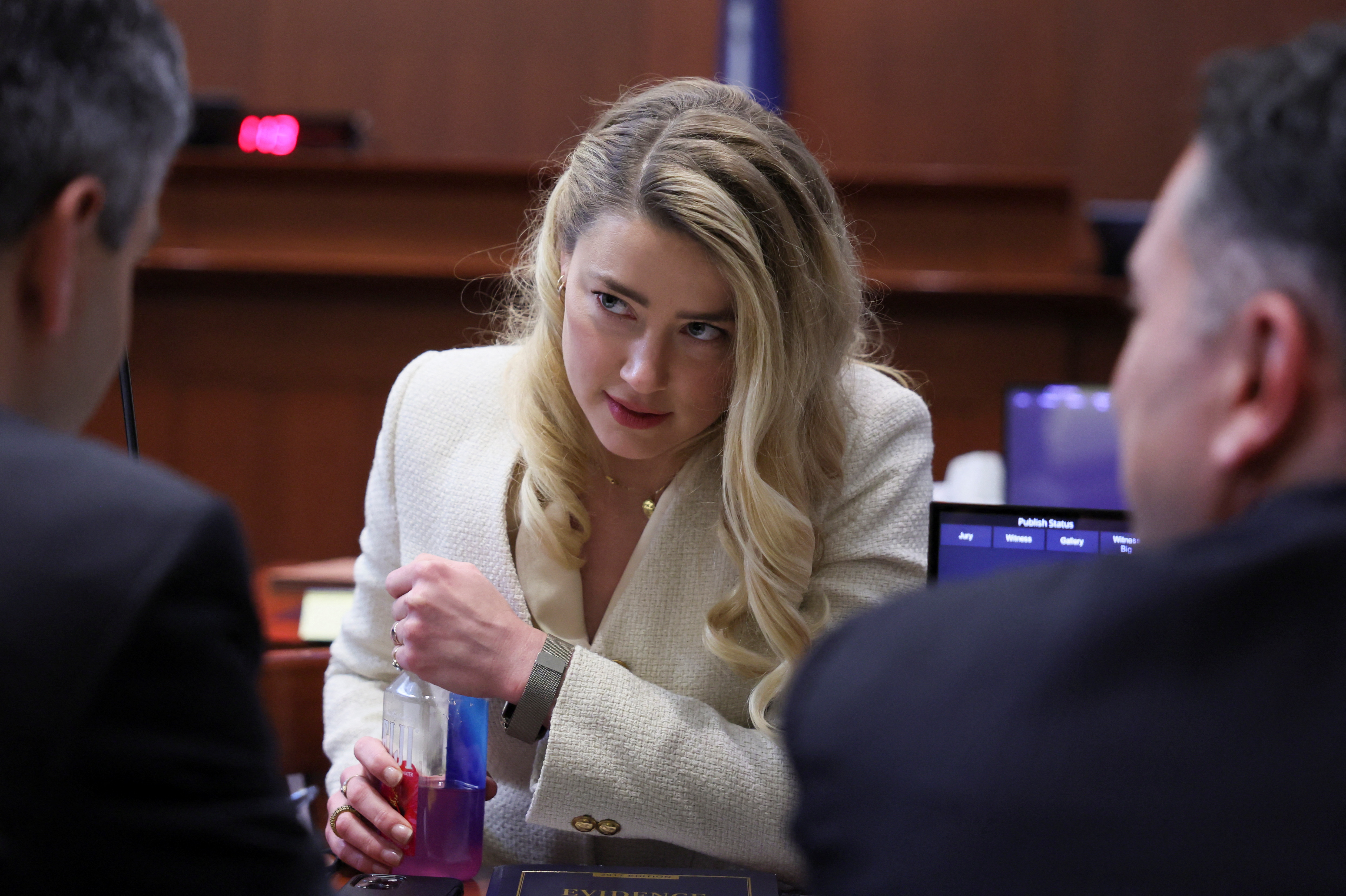 La actriz Amber Heard habla con sus abogados durante el juicio por difamación que le entabló su ex, Johnny Depp (REUTERS/Evelyn Hockstein/Pool)