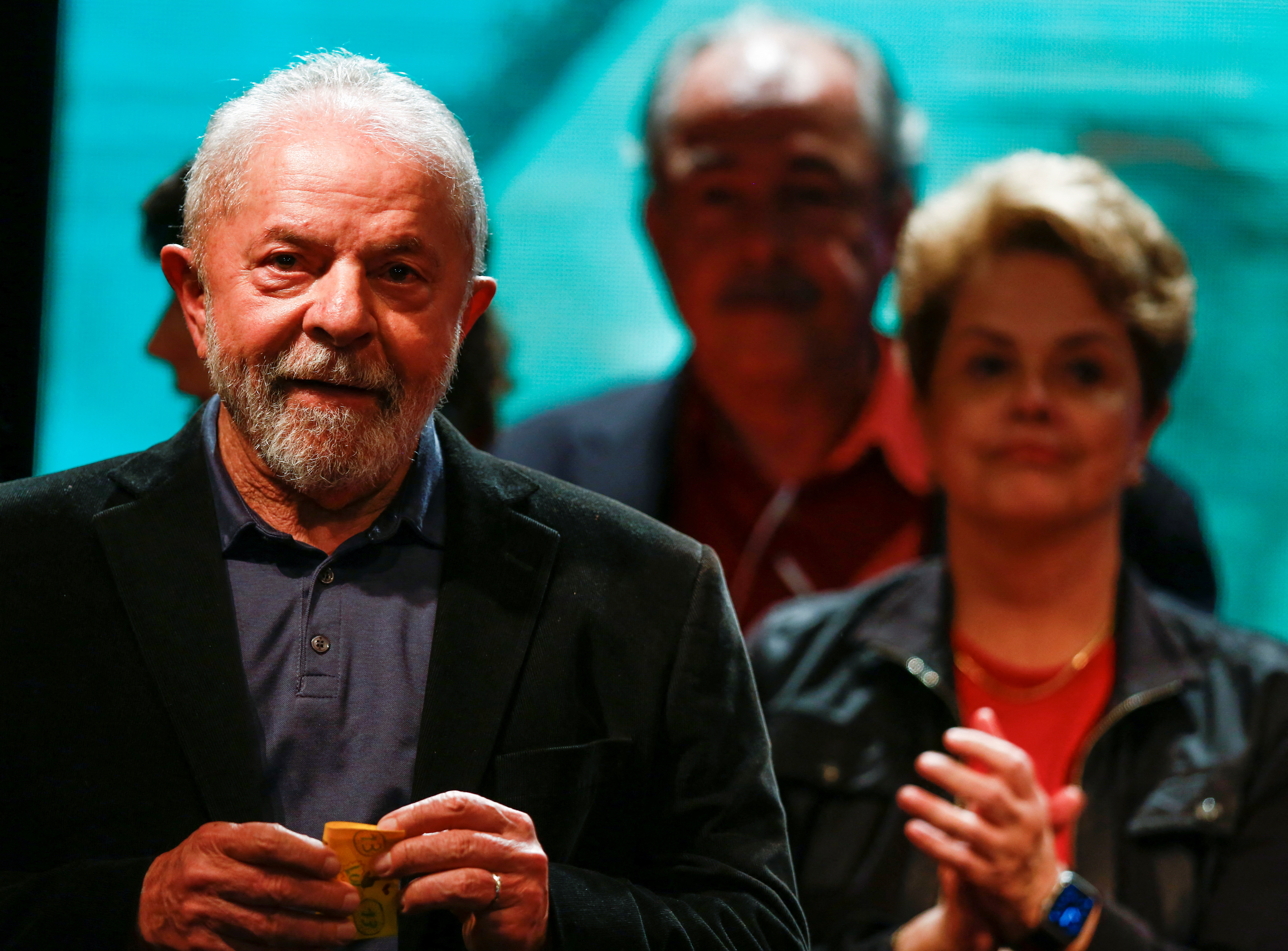 El ex presidente Lula da Silva luego de dar un mensaje sobre los resultados en las elecciones en Brasil que se definirán en una segunda vuelta (Reuters)