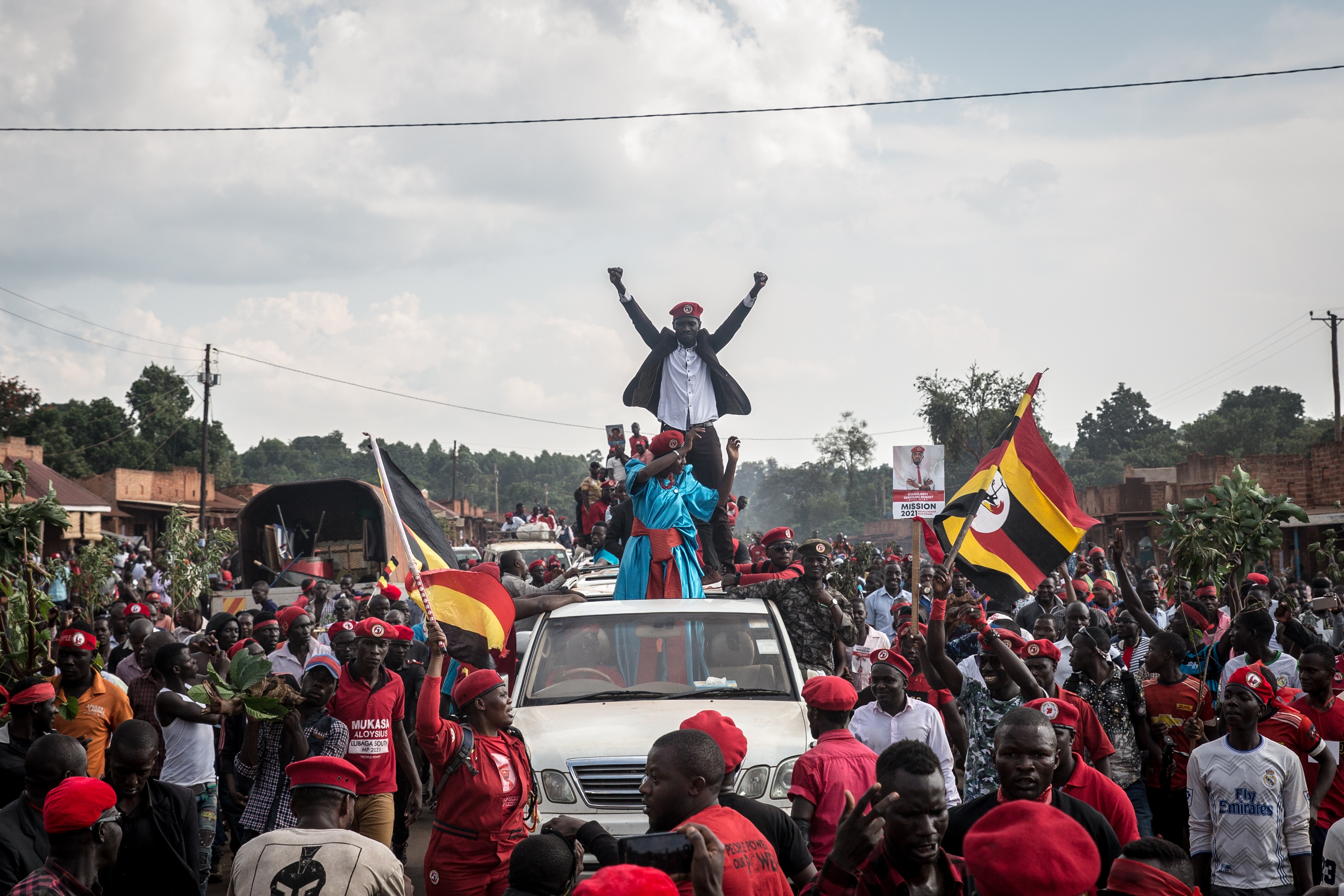 El líder opositor ugandés Robert Kyagulanyi, también conocido como 'Bobi Wine', junto a sus seguidores (Sally Hayden / Europa Press)