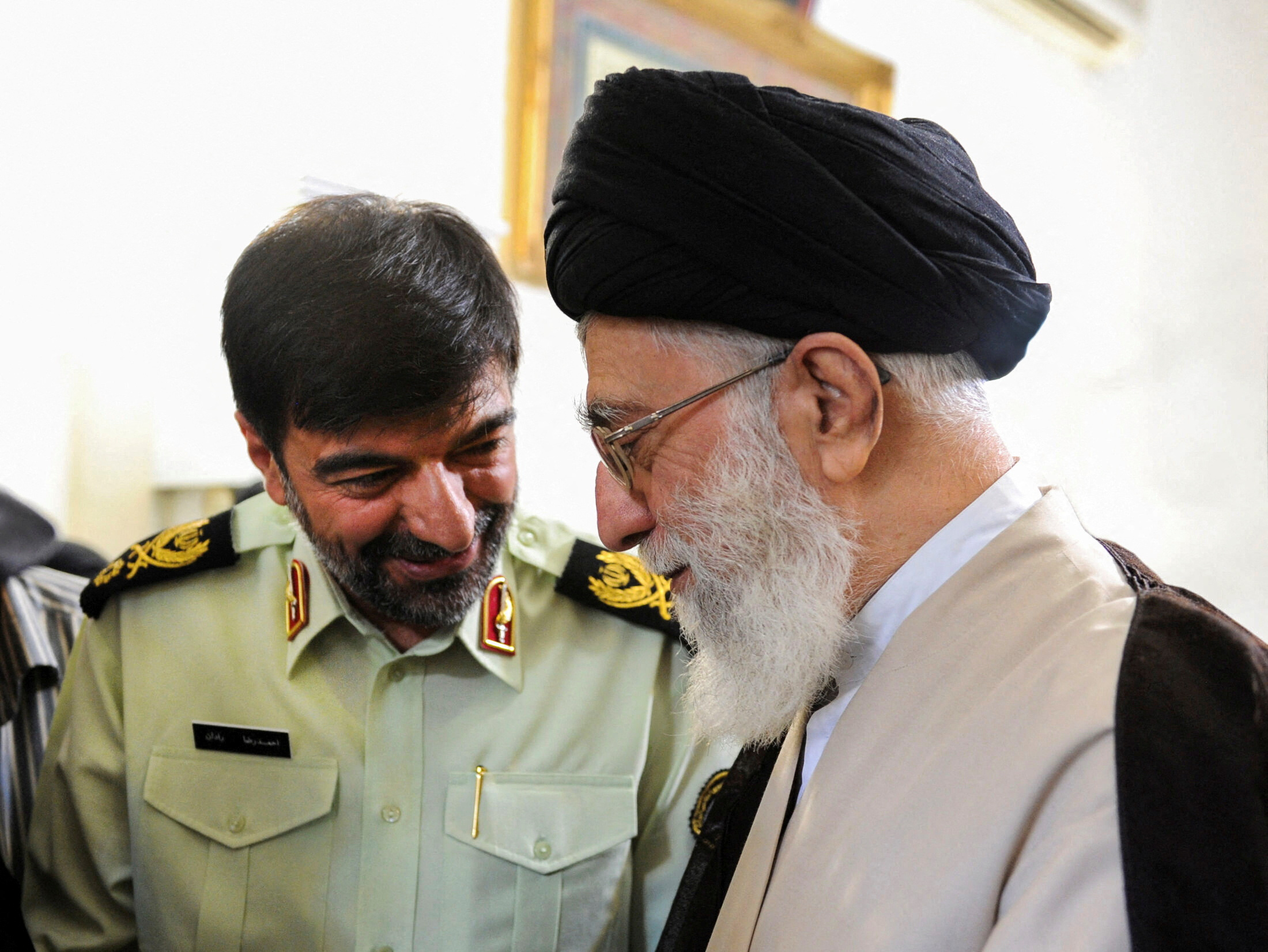 Ali Khamenei y el nuevo comandante de la policía iraní, Ahmad-Reza Radan (Wana/Reuters)